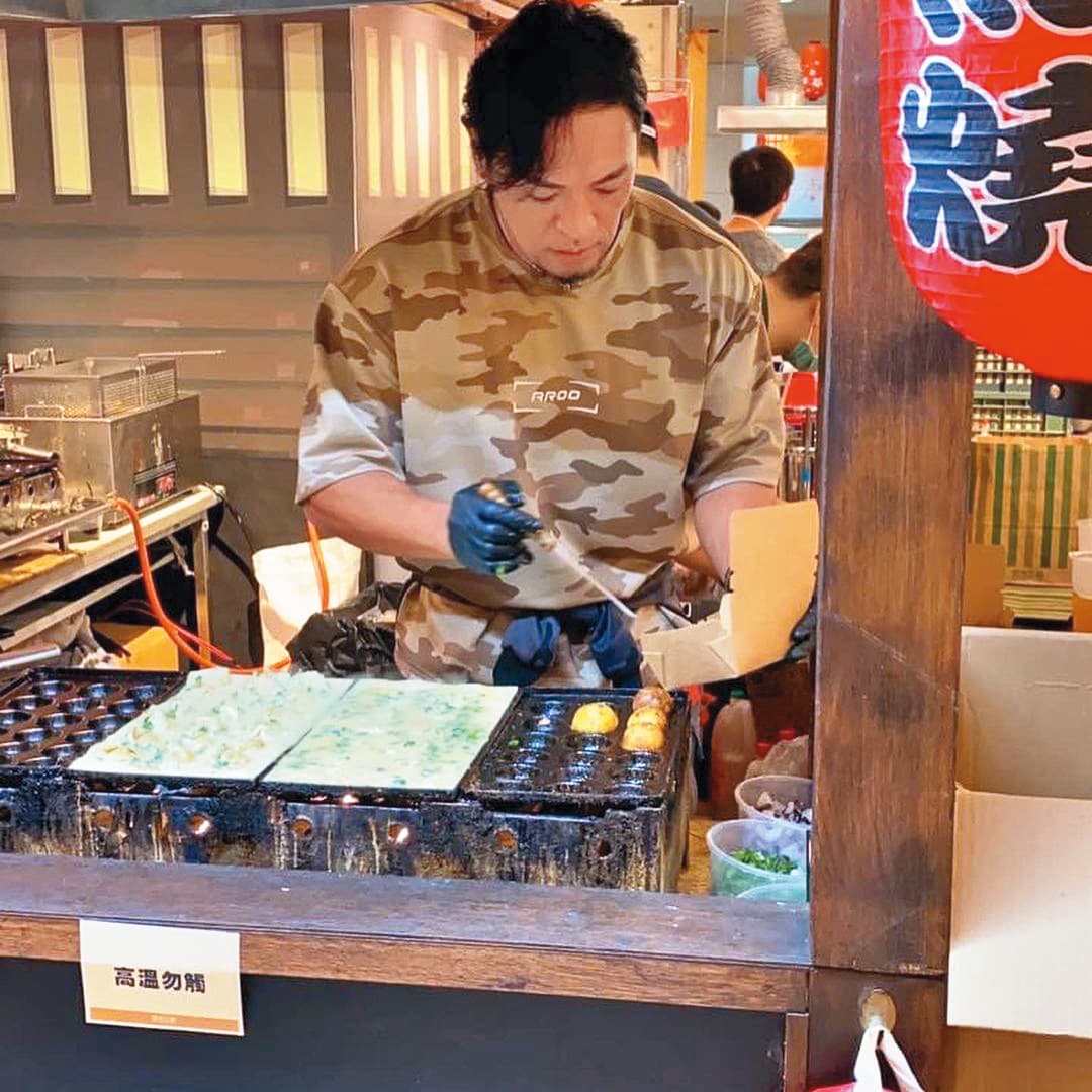 夢多來台發展後,近年積極拓展副業,也開設章魚燒店。(翻攝自夢多IG)