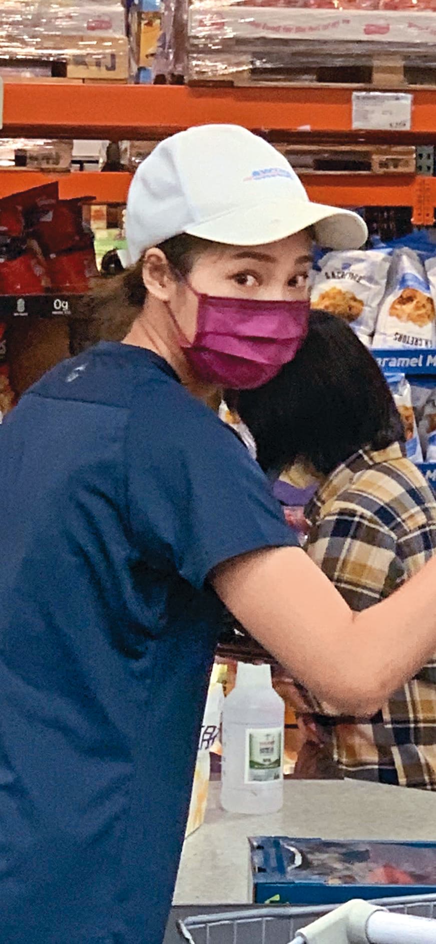 夢多新歡臉戴口罩,依舊看得出眉目清秀。(讀者提供)