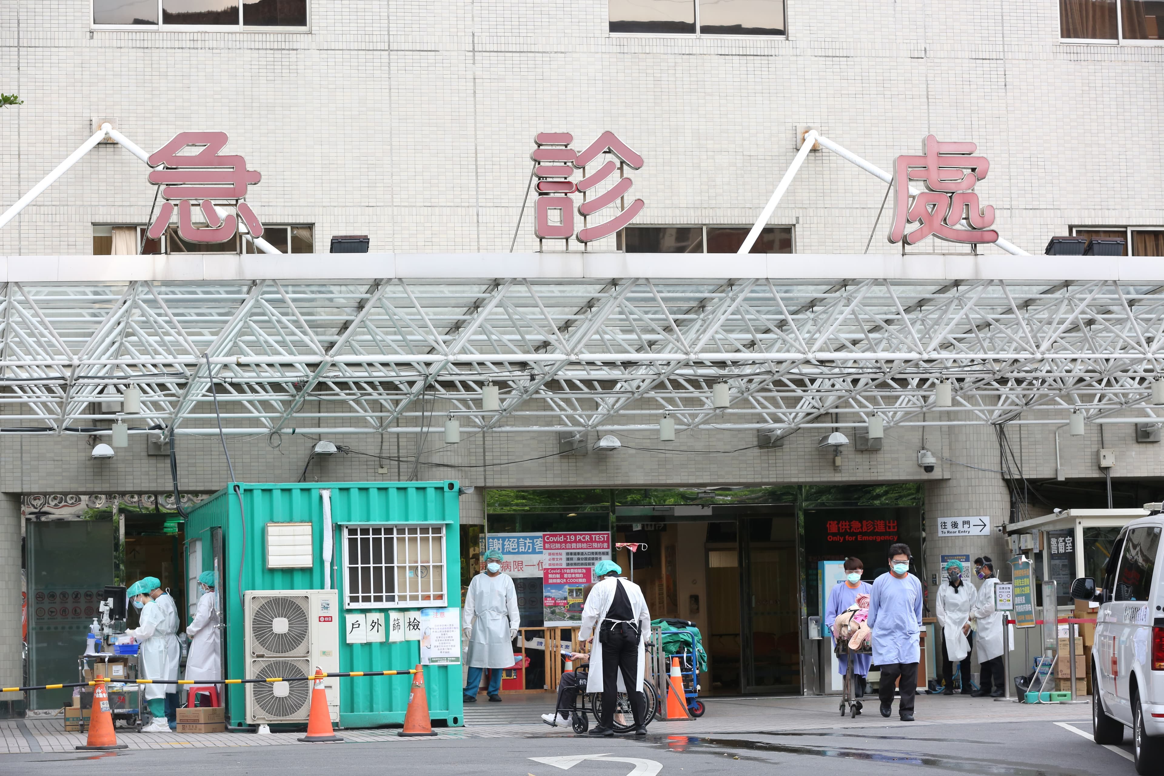 在所有照顧COVID-19的醫護團隊中,羅一鈞特別點出「新冠第一戰神亞東台姐團隊」;圖為亞東醫院外觀照。(本刊資料照)