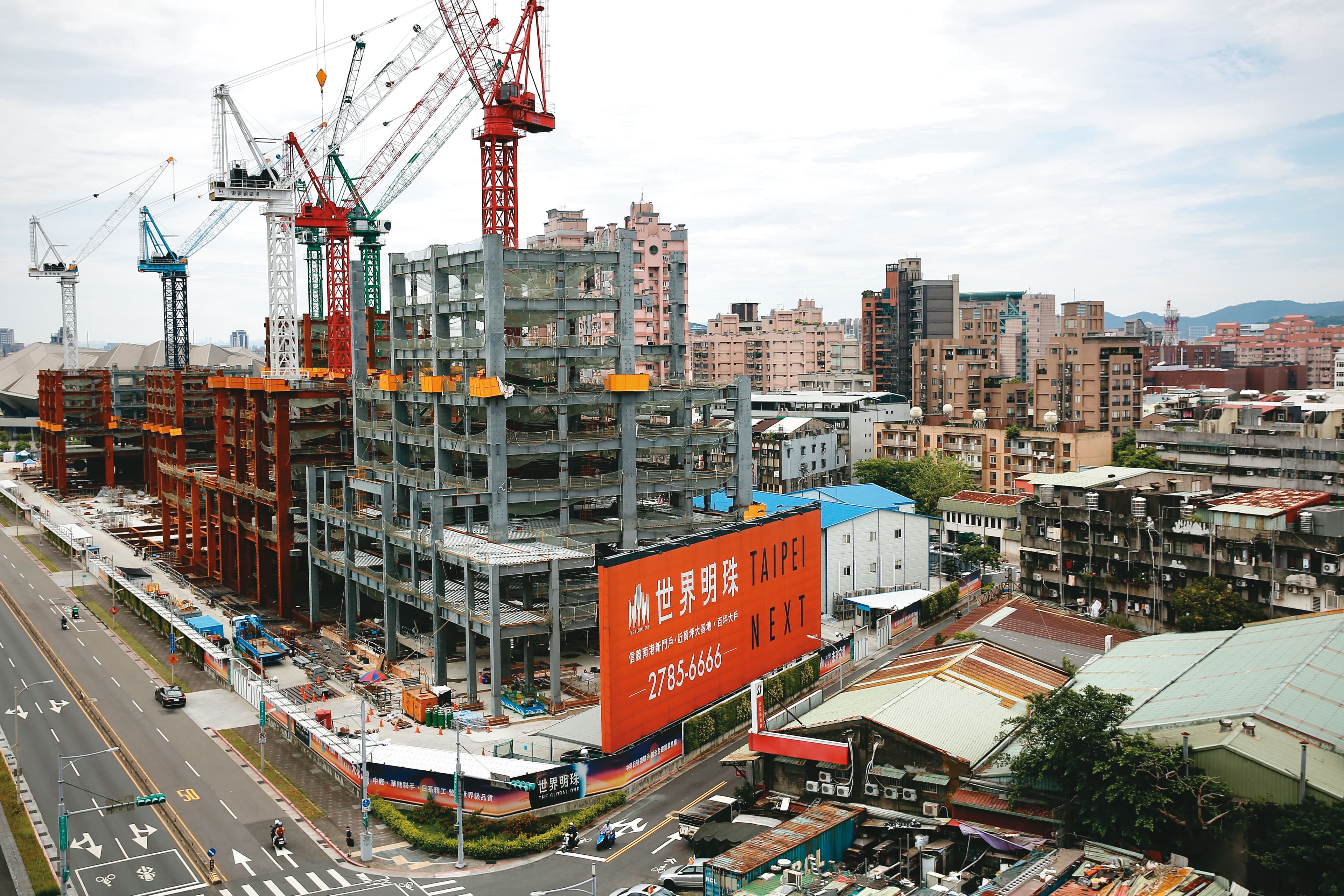 南港的「世界明珠」9,453坪開發案,預計2023年完工,總銷售金額高達1千億元,目前已銷售400億元。