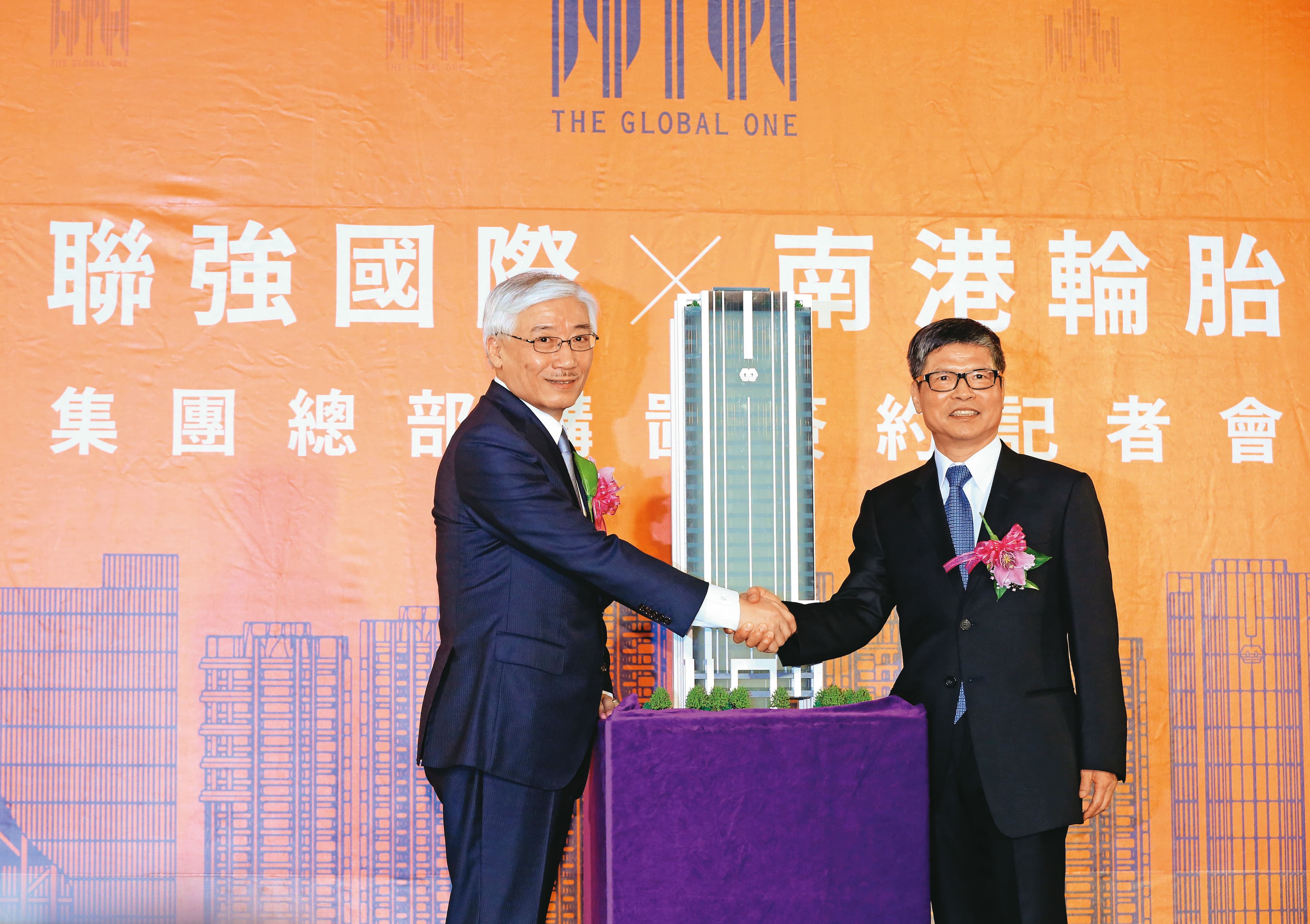 林學圃(右)積極開發南港輪胎土地,聯強買下其推案「世界明珠」最頂端的12層樓,當成集團全球營運總部。左為聯強國際集團總裁杜書伍。