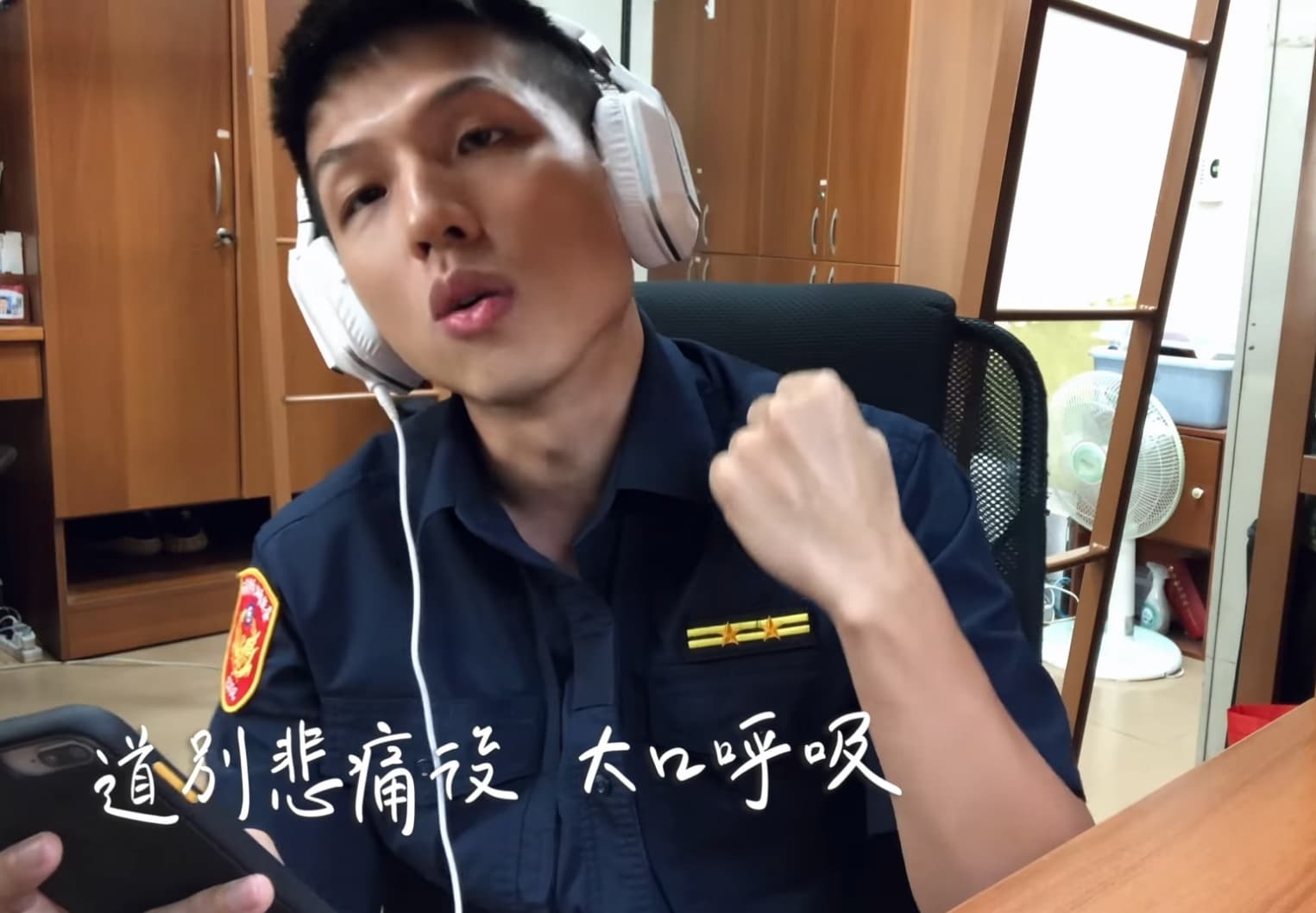 這次翻唱〈手牽手〉中,員警們也加入rap編曲巧思,讓不少網友聽了感到驚豔,甚至還紛紛留言直呼「rap是警察界的瘦子嗎」。(翻攝自NPA署長室臉書粉專)