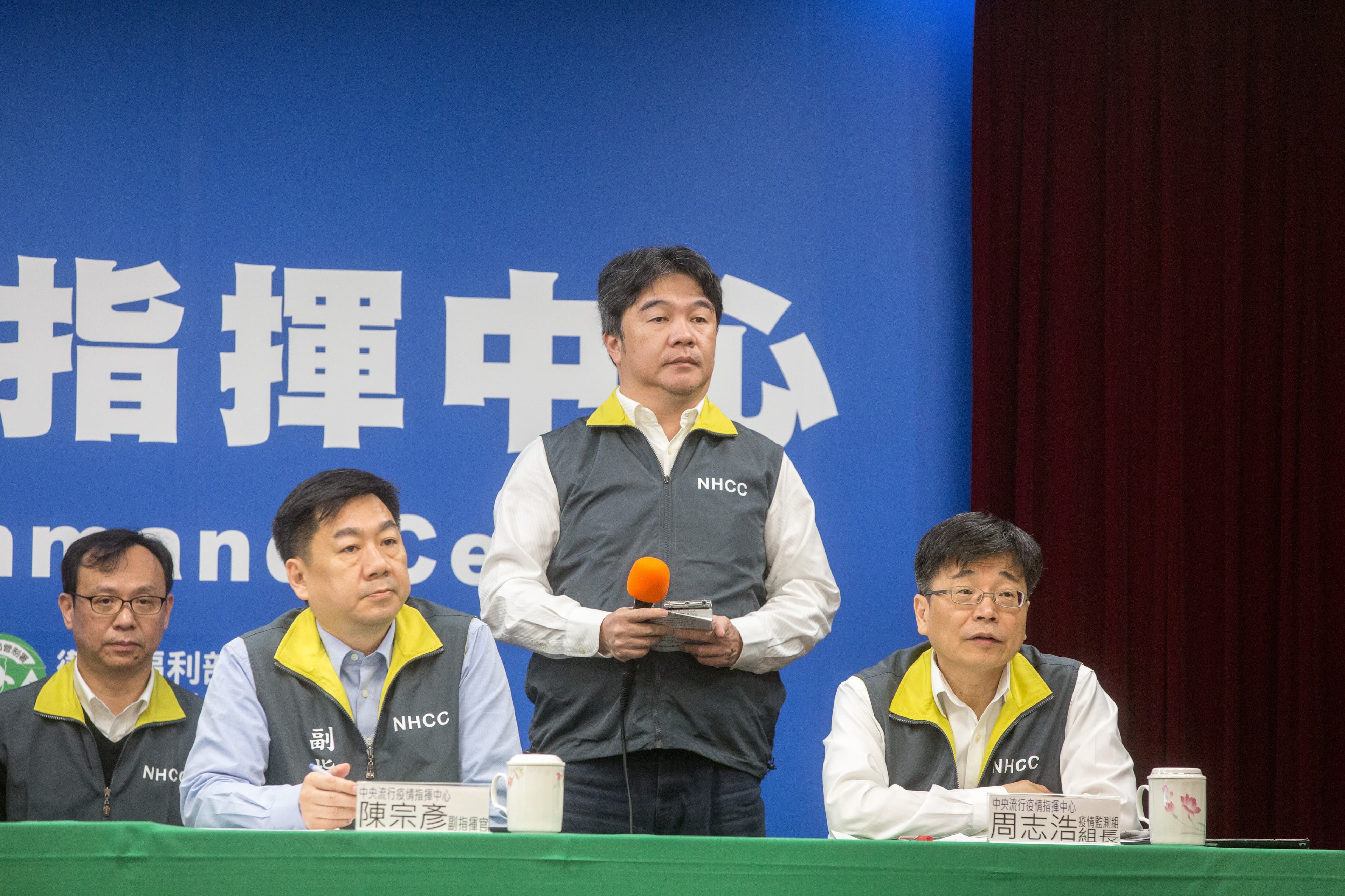 之前部桃發生院內感染事件,與這次苗栗的電子廠群聚事件,都是由王必勝(右2)成立前進指揮所。(本刊資料照)