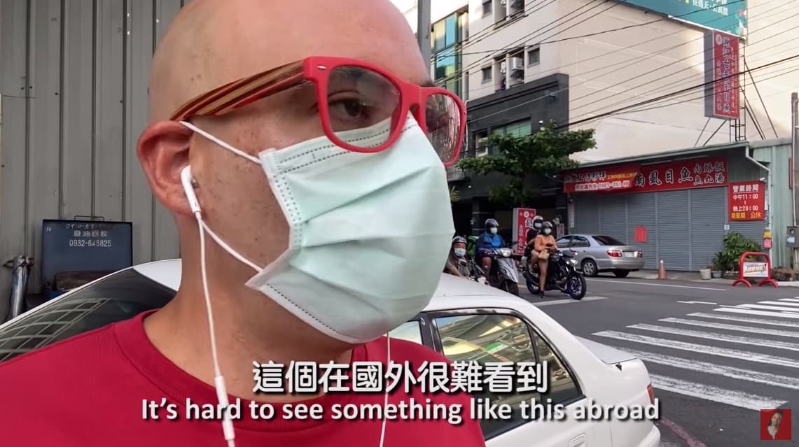 來自智利的YouTuber多多,拍攝影片介紹台灣街上的防疫現況。(翻攝自YouTube「多多有多愛台灣!」)
