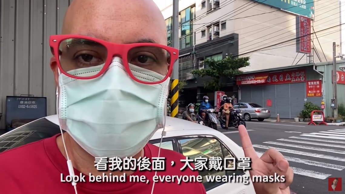 來自智利的YouTuber多多,拍攝影片介紹台灣街上的防疫現況。(翻攝自YouTube「多多有多愛台灣!」)