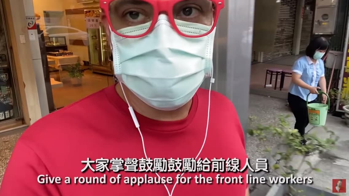 來自智利的YouTuber多多介紹台灣防疫現況,也為前線人員加油打氣。(翻攝自YouTube「多多有多愛台灣!」)