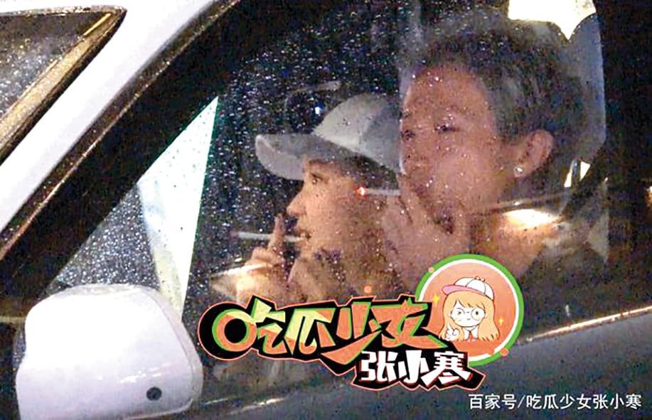 周揚青與新歡被抓包在車上抽菸,可見他們擁有共同嗜好,而且那輛也是要價3,400萬元的名車。(翻攝自吃瓜少女張小寒微博)