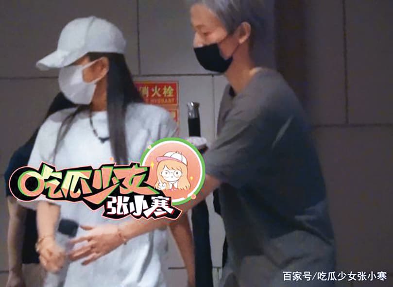 周揚青與新歡互動非常親暱,而且看得出來男生對她相當體貼與照顧。(翻攝自吃瓜少女張小寒微博)
