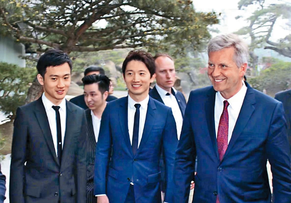 周揚青新歡被起底是富二代,名叫羅昊(前排中),身家高達43億元。(翻攝自娛樂看星星微博)