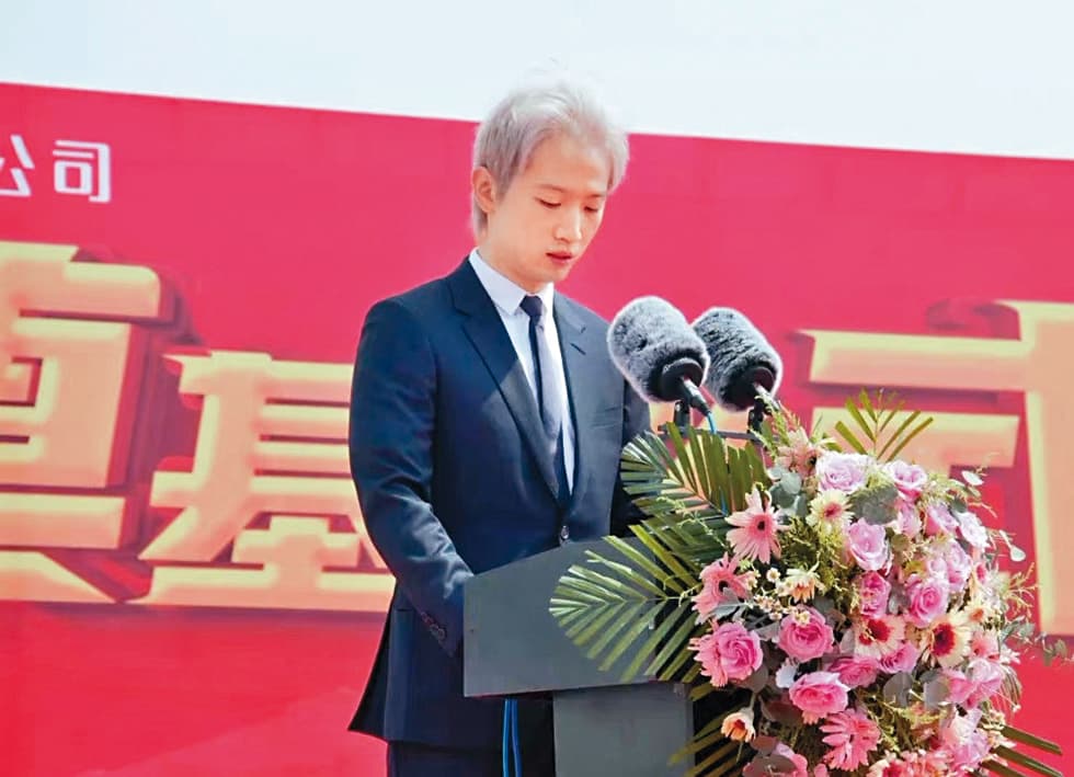 羅昊不僅有錢有勢,外型與打扮也被說有小豬近來的韓系風味。(翻攝自娛樂看星星微博)