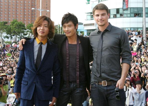 木村拓哉(左起)、李炳憲和喬許哈奈特曾合作演出法國電影《幻雨追緝》。(翻攝自eigaboard)