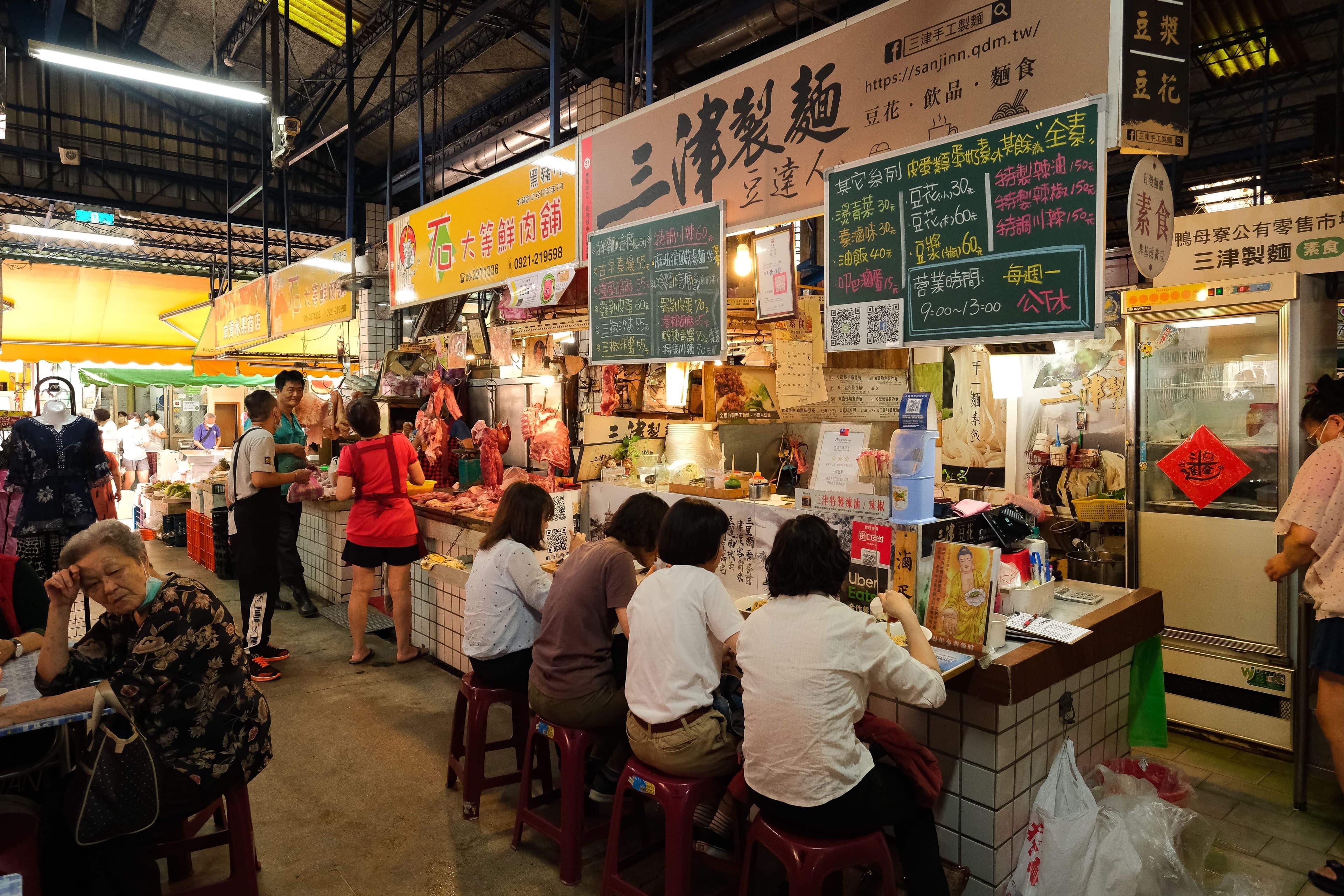 「三津製麵」座位區只有四個小位子,瞬間就客滿。