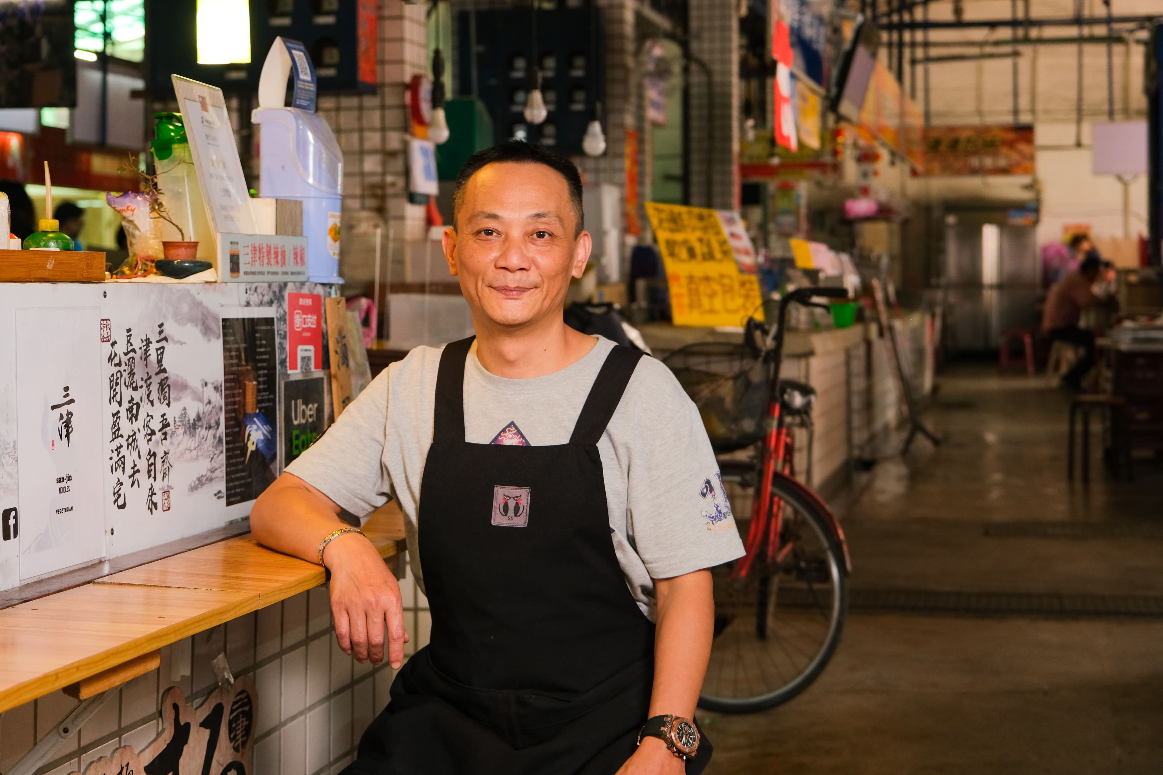 在鴨母寮市場才開業2年,負責廚房的魏龍宗說已經累積不少忠實顧客。