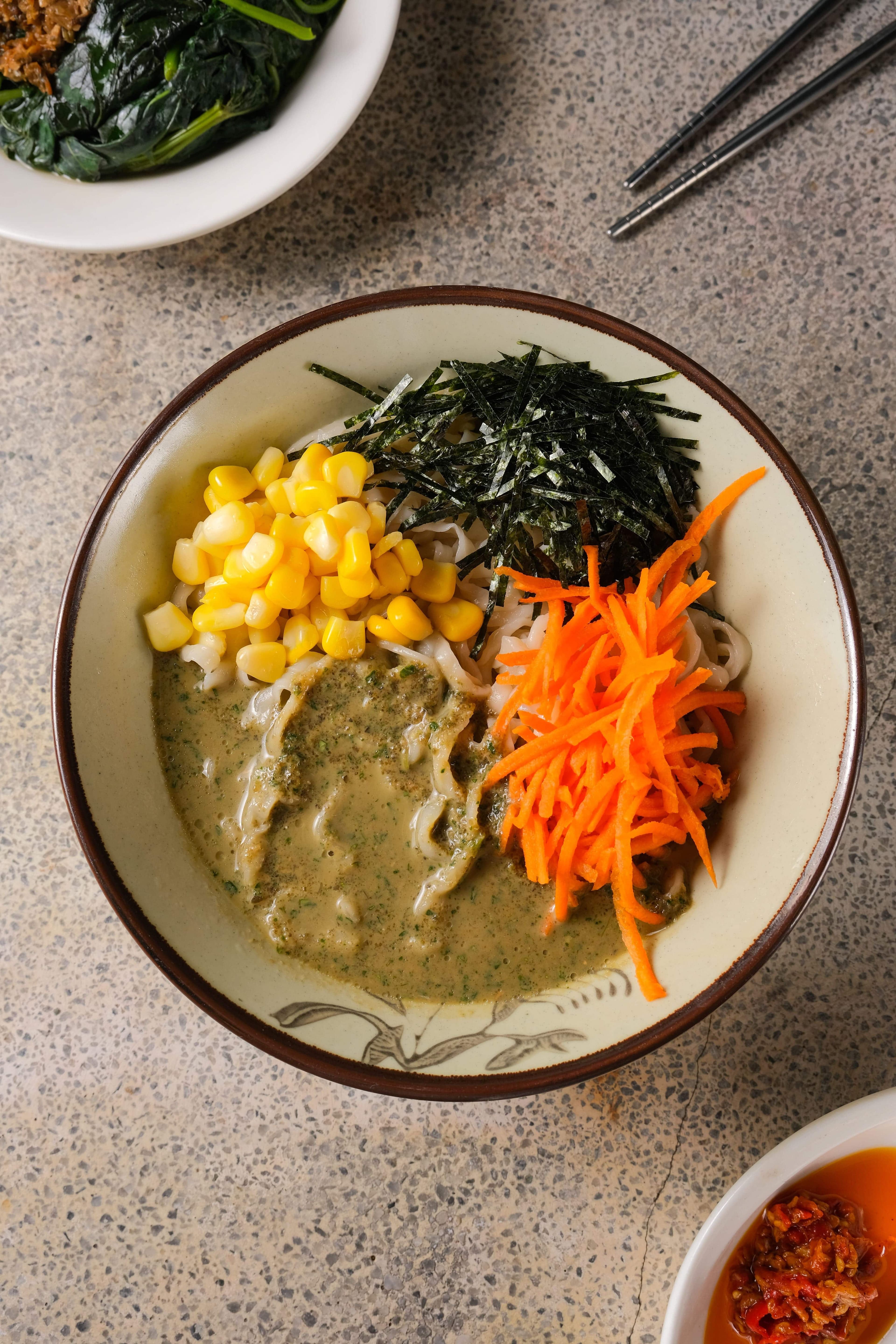 夏天限定的「羅勒皮蛋拌麵」,醬汁讓每條麵條都吸滿皮蛋香氣。(70元/碗)