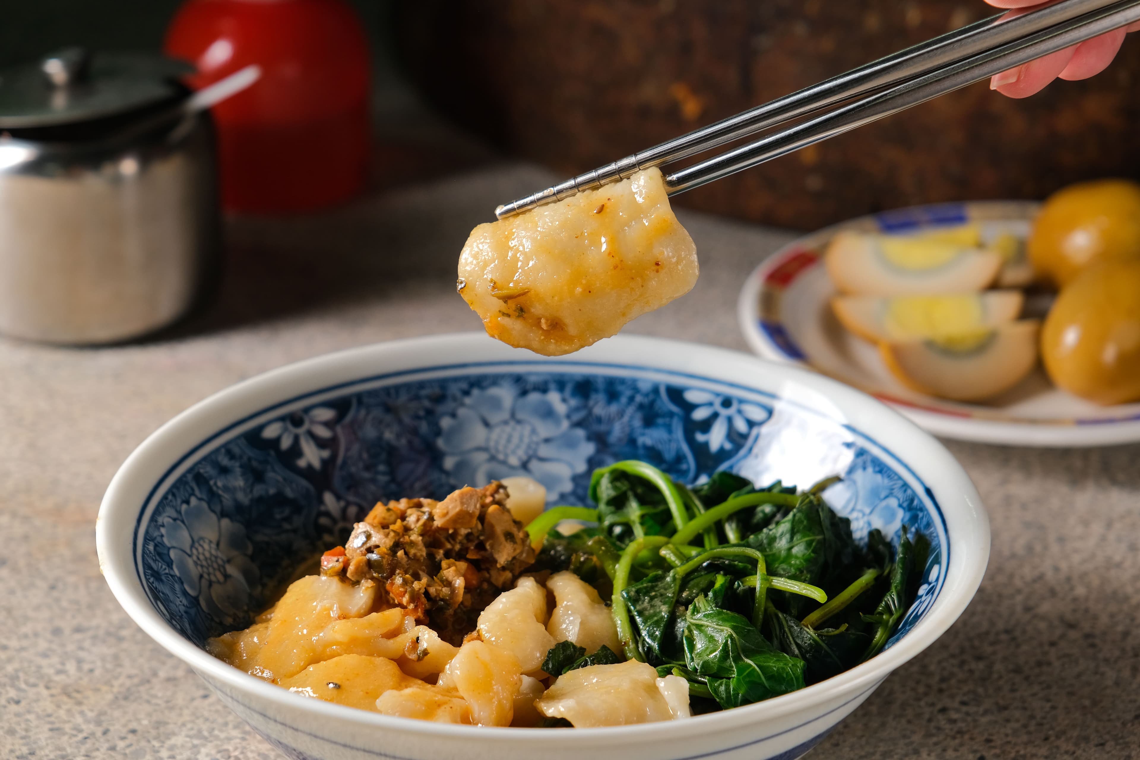 「濃郁胡麻麵疙瘩」麻香濃郁,拌著Q彈的麵疙瘩一起入口好滿足。(55元/碗)