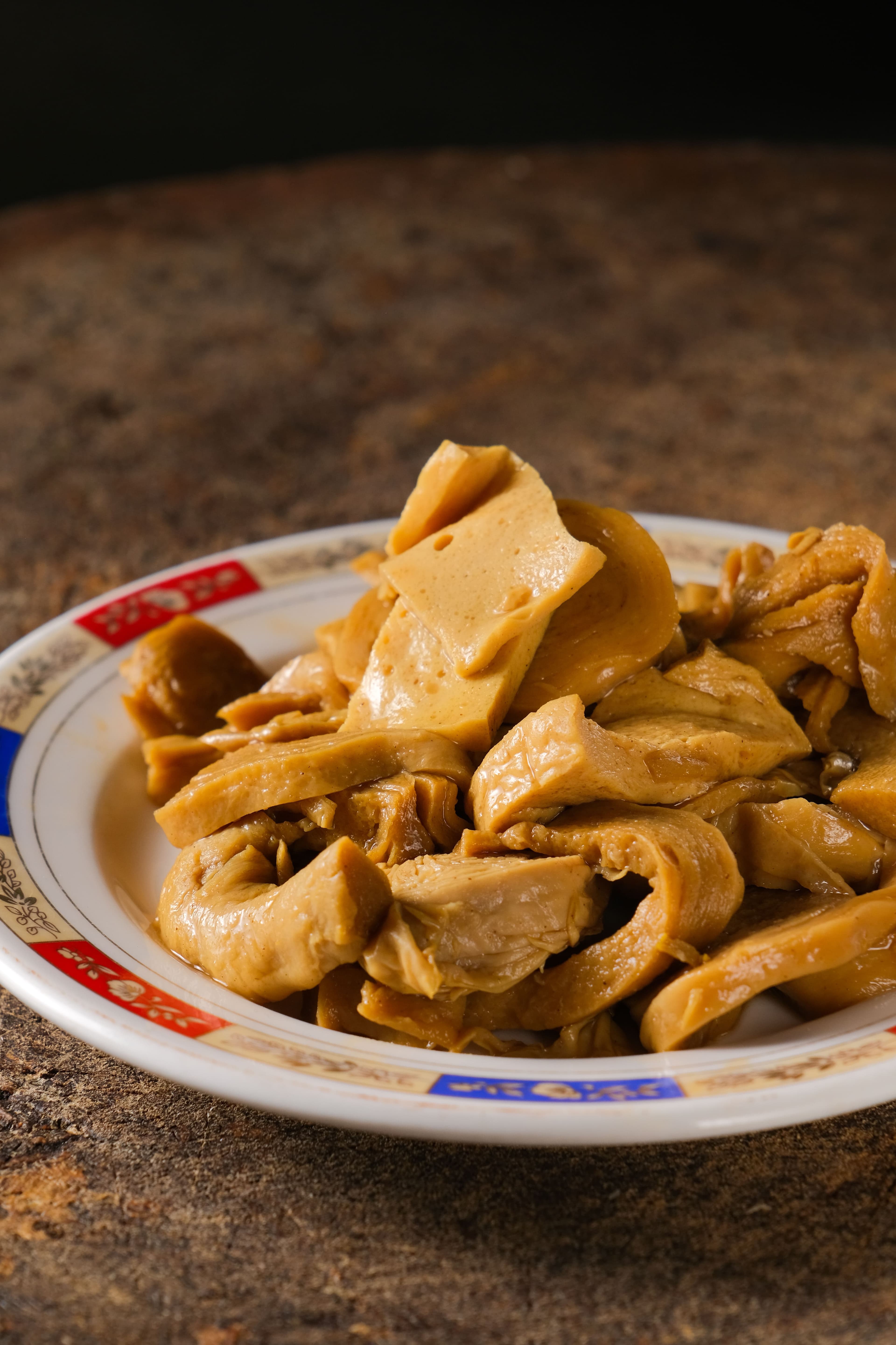 嫌不夠飽,就多切一盤滷至入味的「素滷味」當小菜。(30元/份)