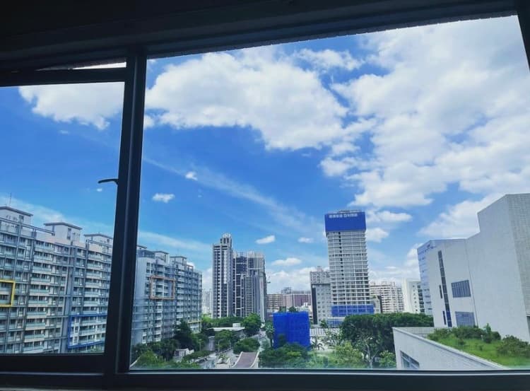 陳零九今在社群網站報平安,並上傳一張從家裡看到天空的照片。(翻攝自IG)