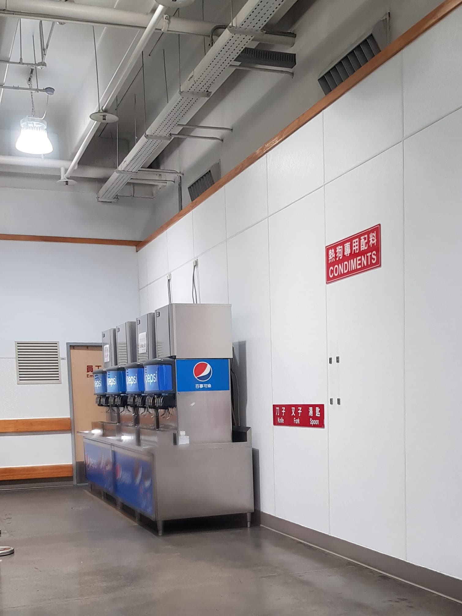 網友在好市多買完熱狗才知沒醬料區,引起討論。(翻攝自「Costco好市多 商品經驗老實說」臉書社團)