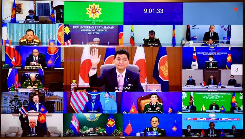 岸信夫(圖中舉手者)今在東南亞國協防長擴大會議中發表談話,表達日本政府對台海和平的期待。(翻攝自岸信夫臉書)