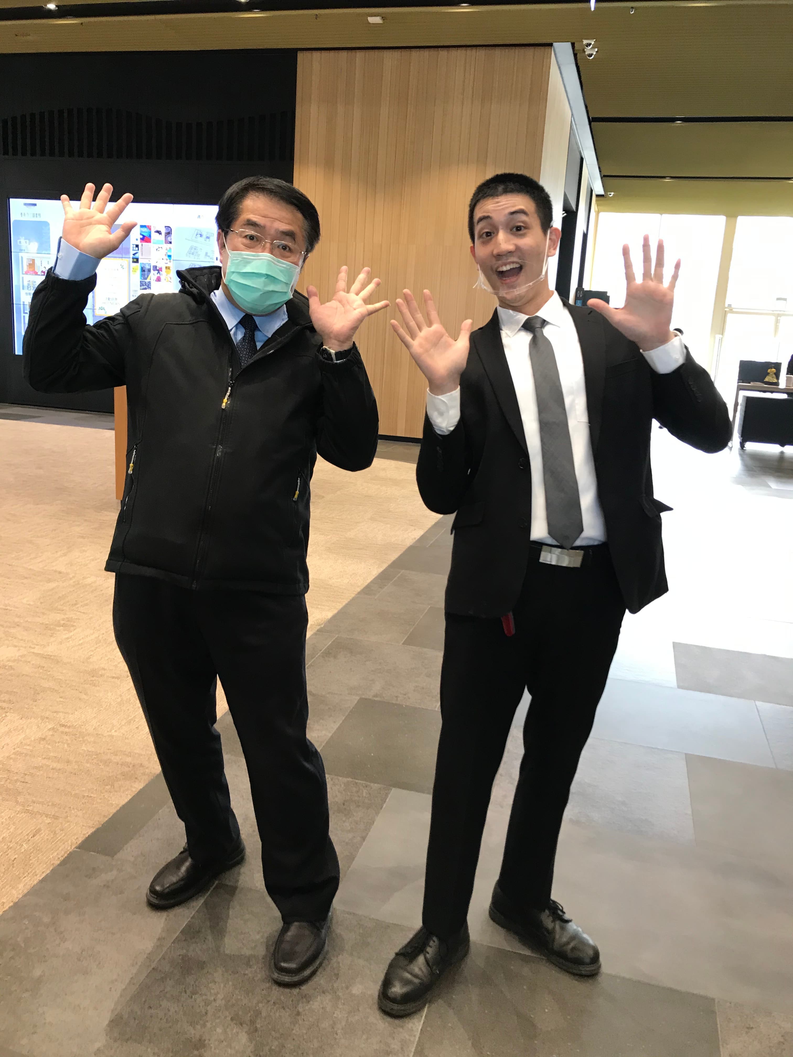 高志(右)與台南市長黃偉哲(左)於台南知事官邸合影。(國興衛視提供)