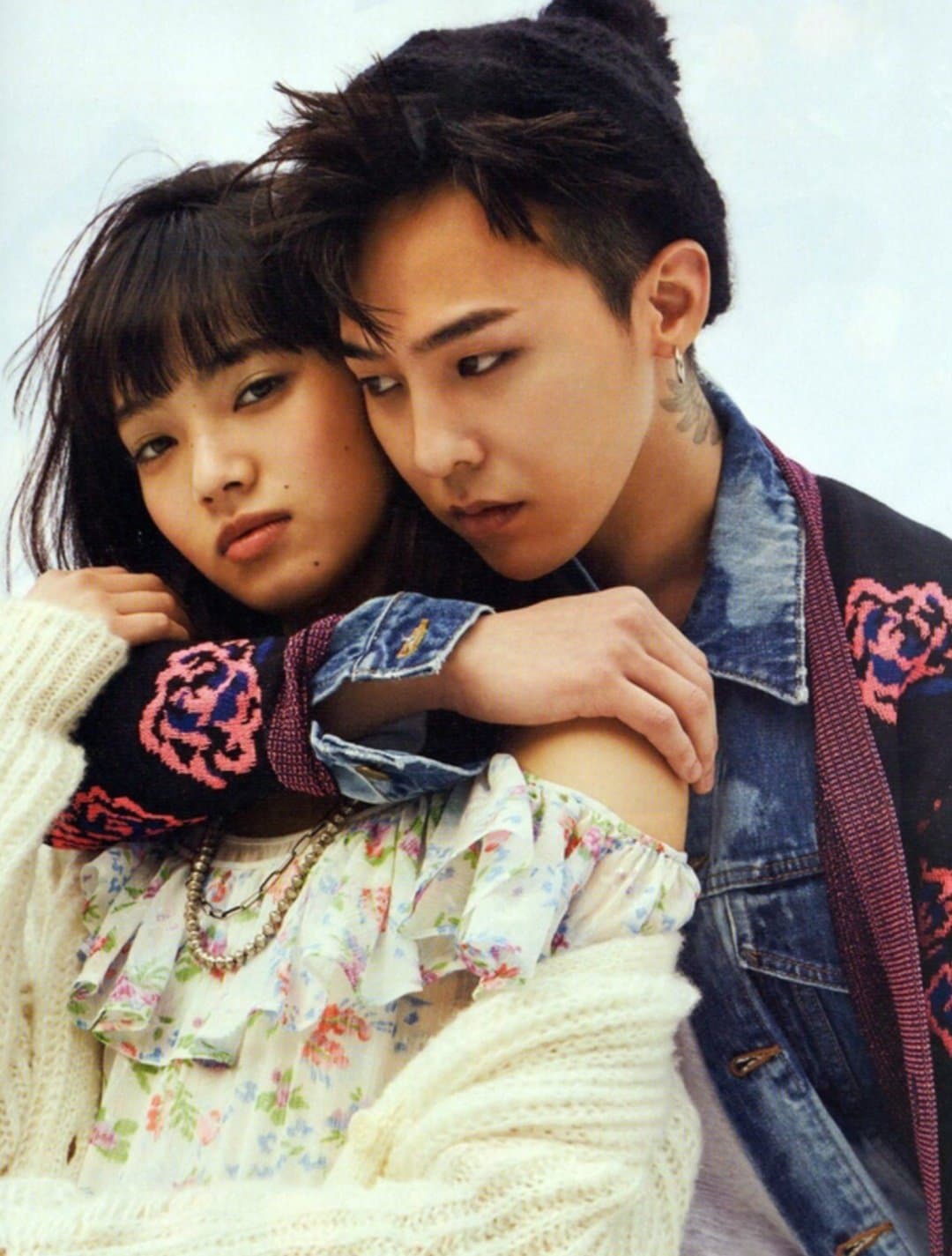 小松菜奈(左)曾和GD合拍雜誌擦出火花,但雙方都未證實過這段戀情。(翻攝自NYLON JAPAN)