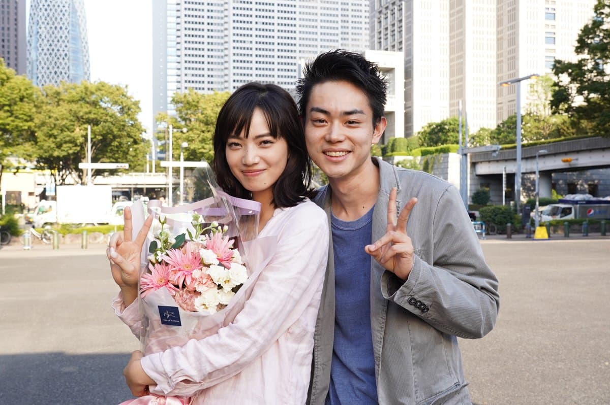 小松菜奈(左)和菅田將暉2019年3度合作,在拍攝電影《線:愛在相逢時》時假戲真做升格情侶。(翻攝自《線:愛在相逢時》Twitter)