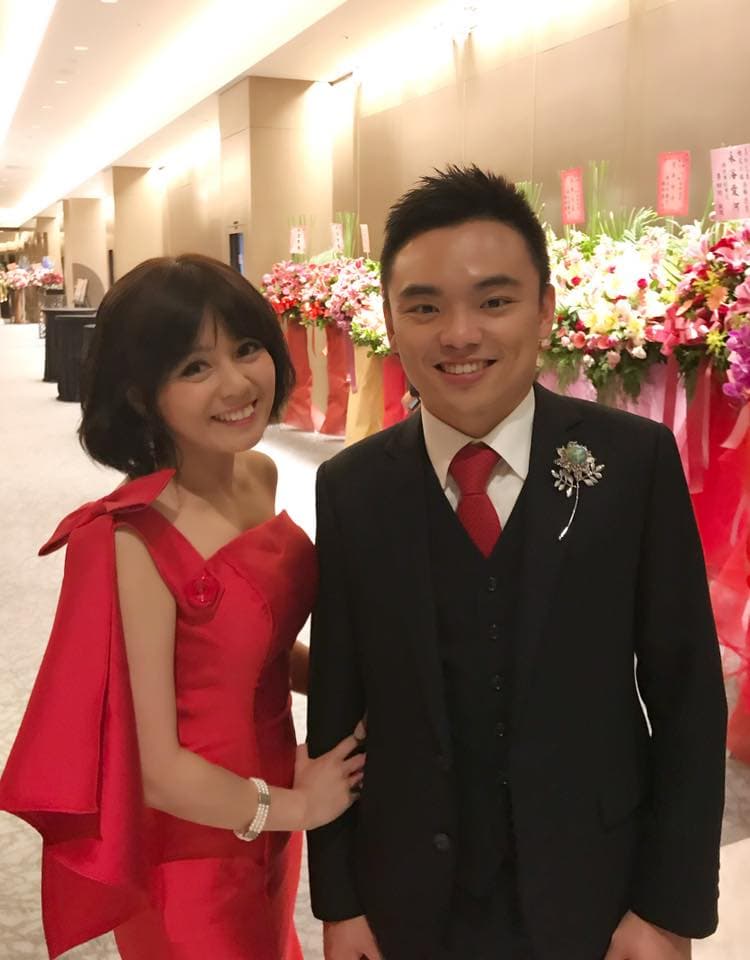 陳諺瑩(左)2018年幫表哥洪孟楷(右)主持婚禮,洪孟楷是現任國民黨立委,他的母親是前立委郭素春。(翻攝自陳諺瑩臉書)