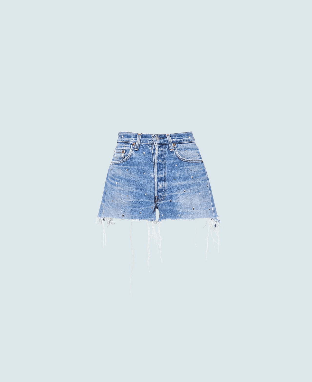 水晶牛仔短褲 NT$57,000 Upcycled by Miu Miu X Levi’s®(Miu Miu提供)