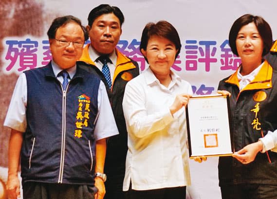 華梵公司在住宅區大樓奠祭,嚴重違規,台中市長盧秀燕卻頒獎給該公司。(翻攝華梵禮儀臉書)