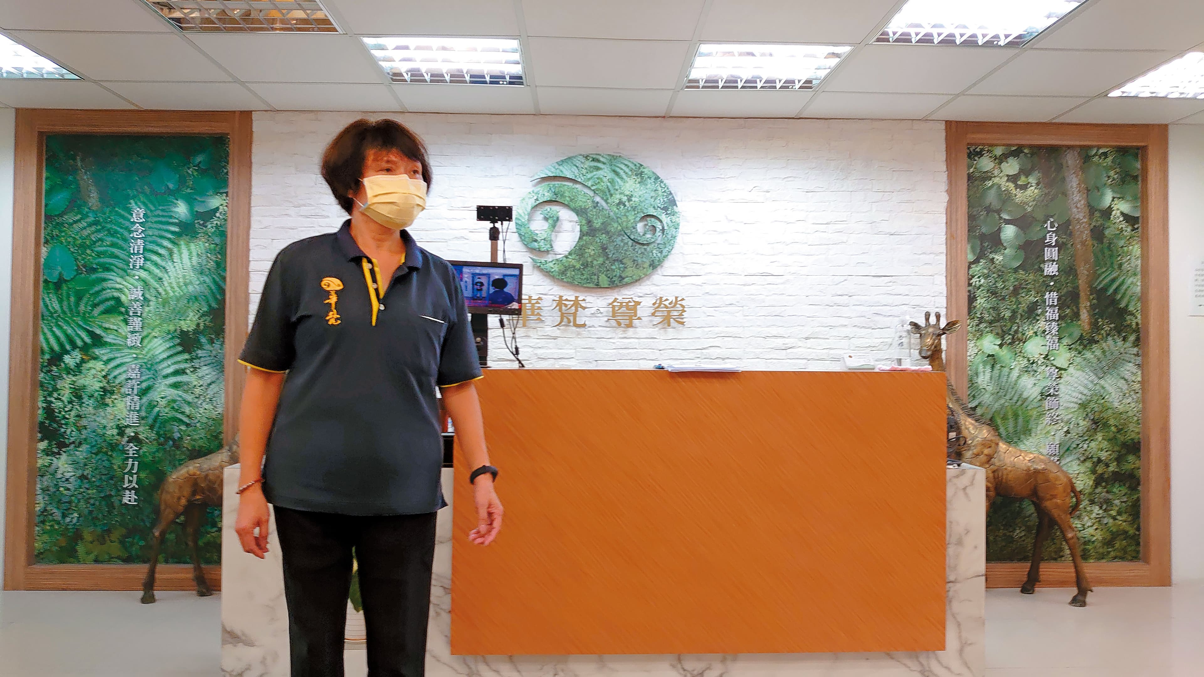 華梵公司門禁森嚴，其他樓層住戶一靠近，管理人員就出來擋駕。