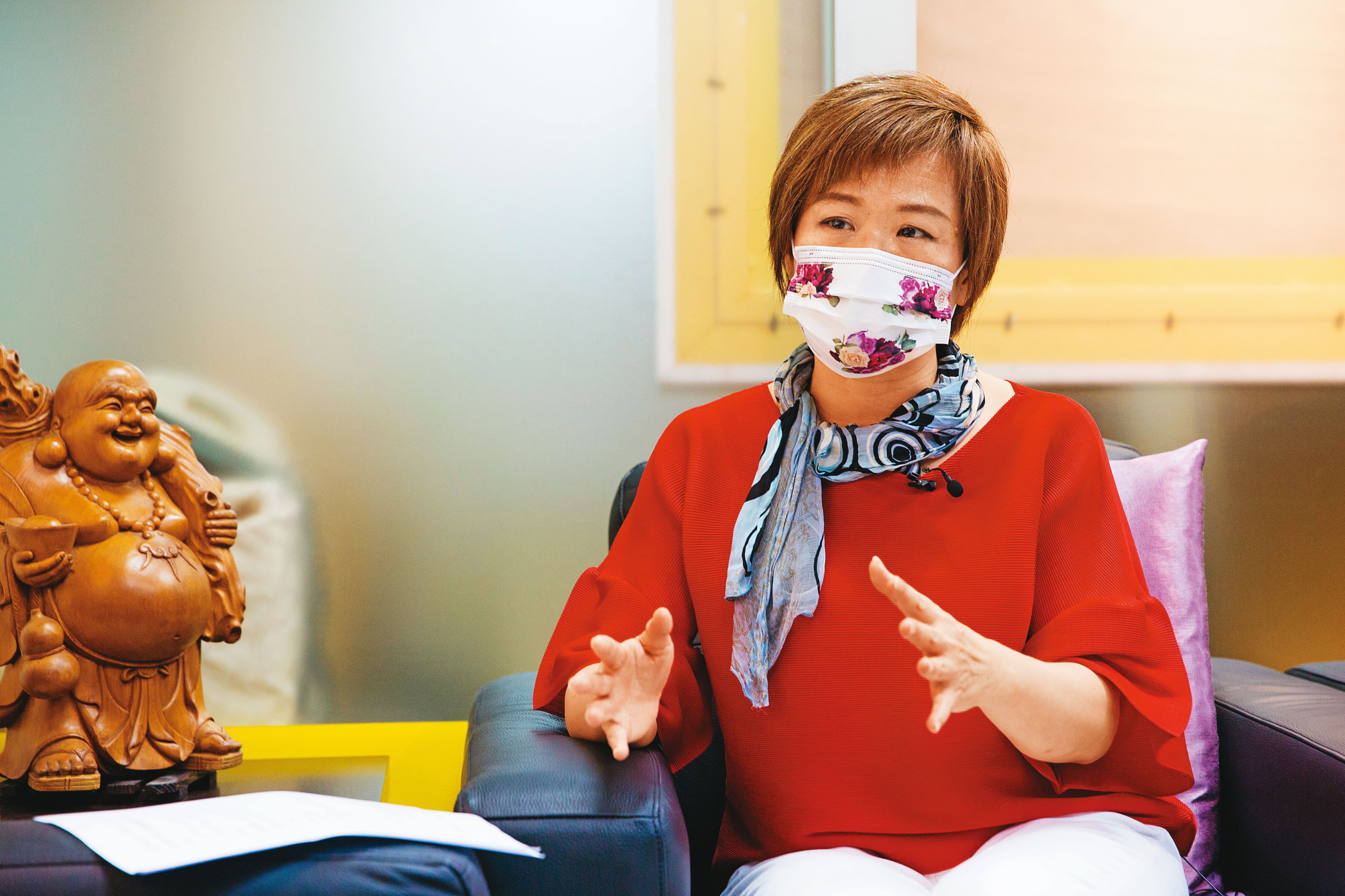 富康經貿生技大樓管委會主委劉麗萍(圖)指控,民政局放任業者在住宅區設殯葬會館。