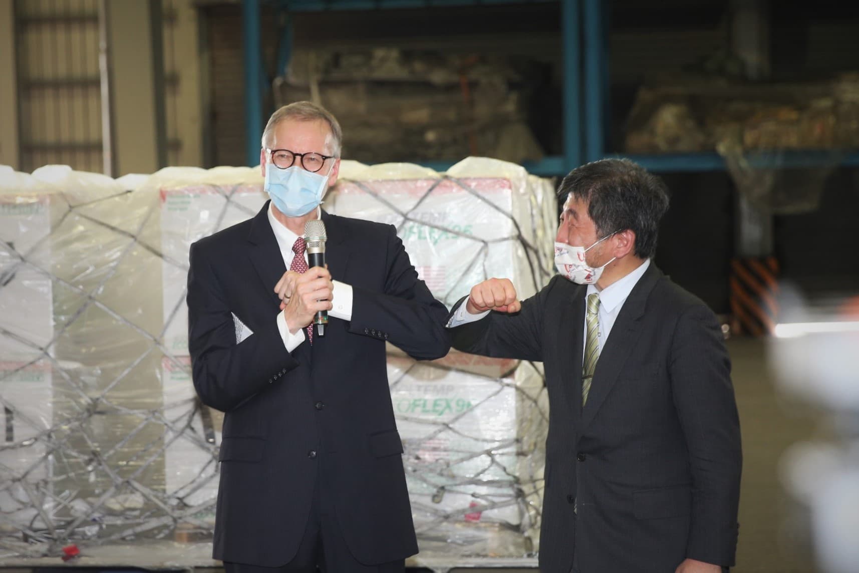衛福部長陳時中(右)和AIT處長酈英傑親自接機。(衛福部提供)