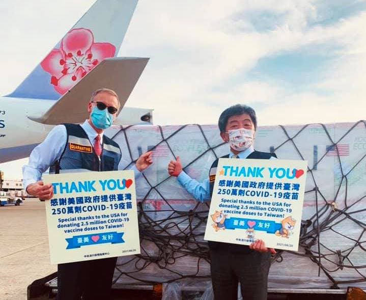 美國250萬劑莫德納疫苗今由華航貨機送抵台灣，衛福部長陳時中（右）與AIT處長酈英傑親自接機。（翻攝蘇貞昌臉書）