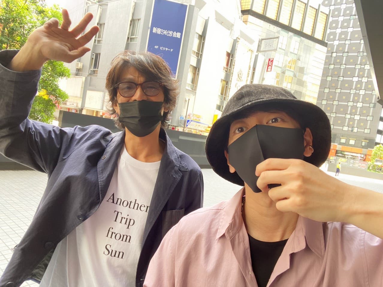 佐藤健（右）昨和江口洋介一起在新宿歌舞伎町閒晃，自曝都沒有被路人發現。（翻攝自佐藤健LINE）  
