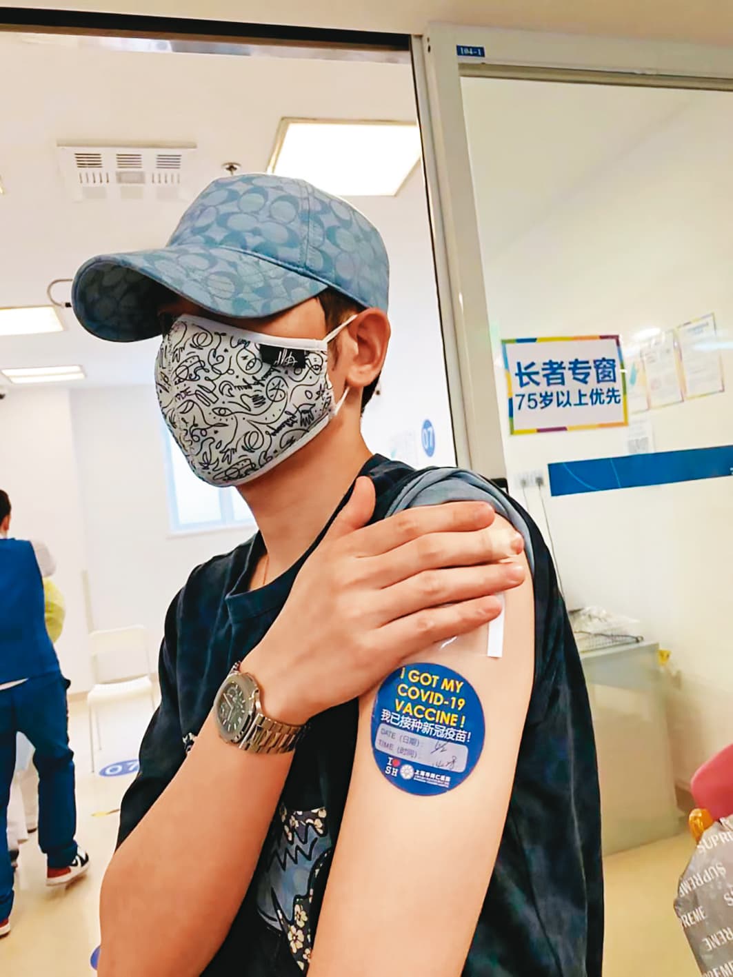 蕭敬騰在上海同仁醫院施打疫苗。(翻攝自網路)