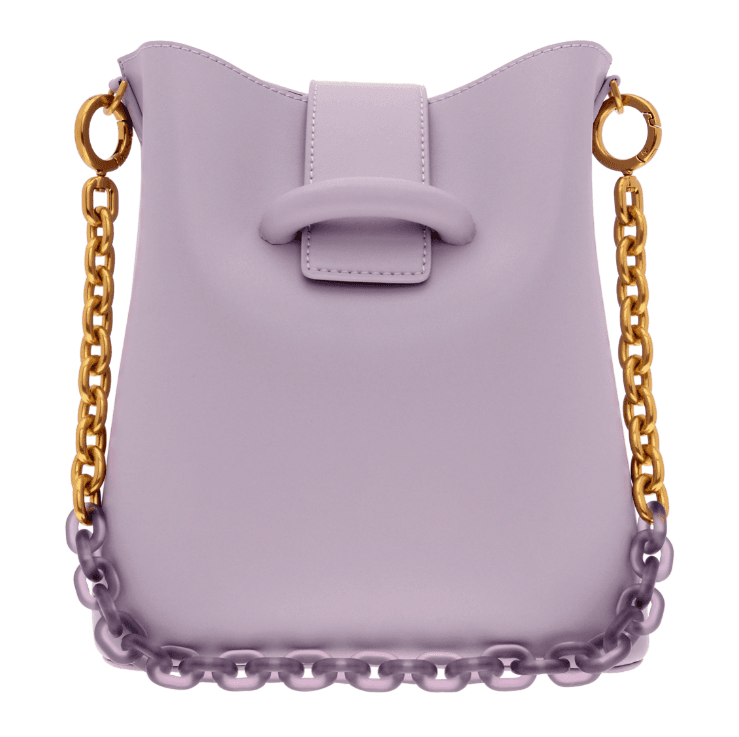 鍊條肩背水桶包NT$2,990 CHARLES & KEITH。（CHARLES & KEITH提供）
