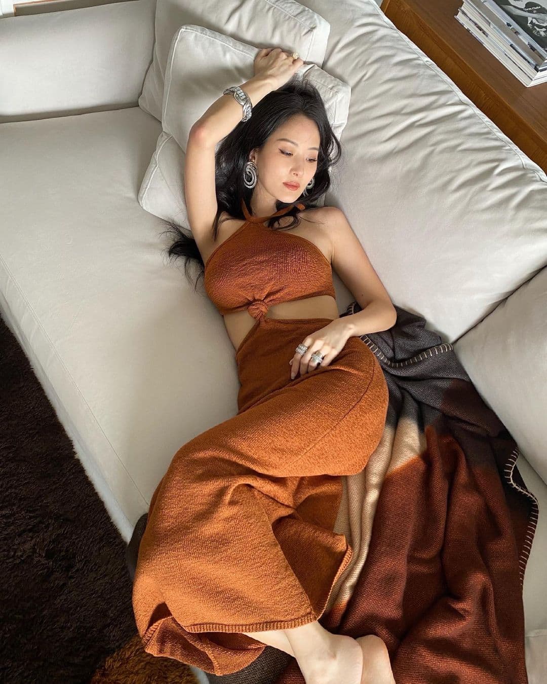 孫芸芸穿著中空露肚的針織洋裝,宅在家躺平也要很有風格。(翻攝自孫芸芸IG)