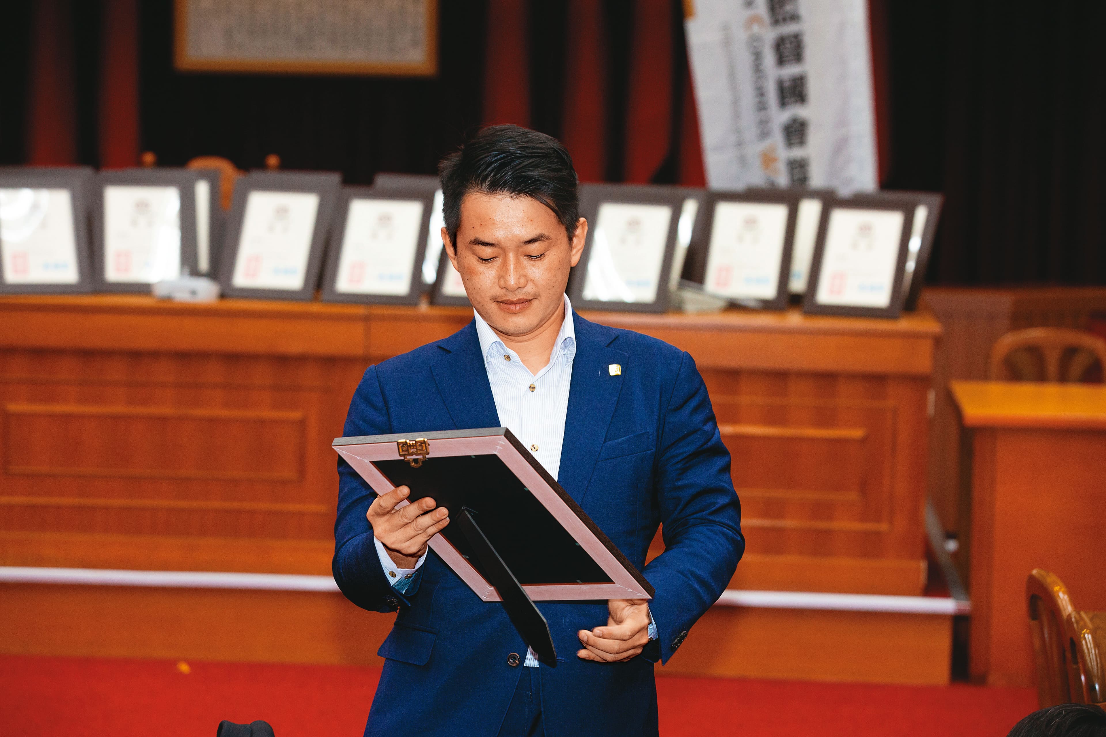 陳柏惟今年4月獲頒公督盟優秀立委獎,但罷免案仍持續進行當中。