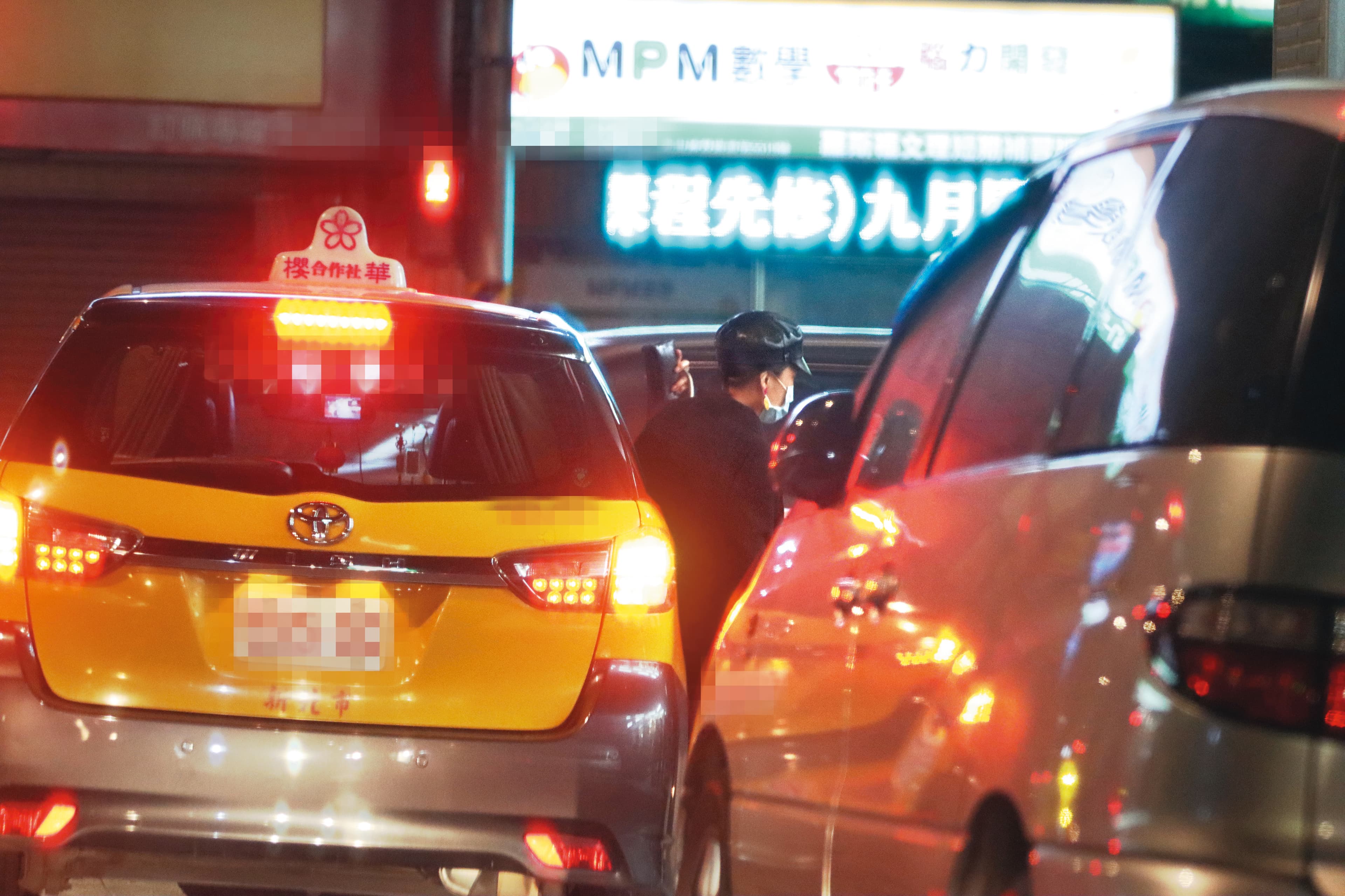21:52,和友人在路口揮別後,戴愛玲獨自一人攔車回家。