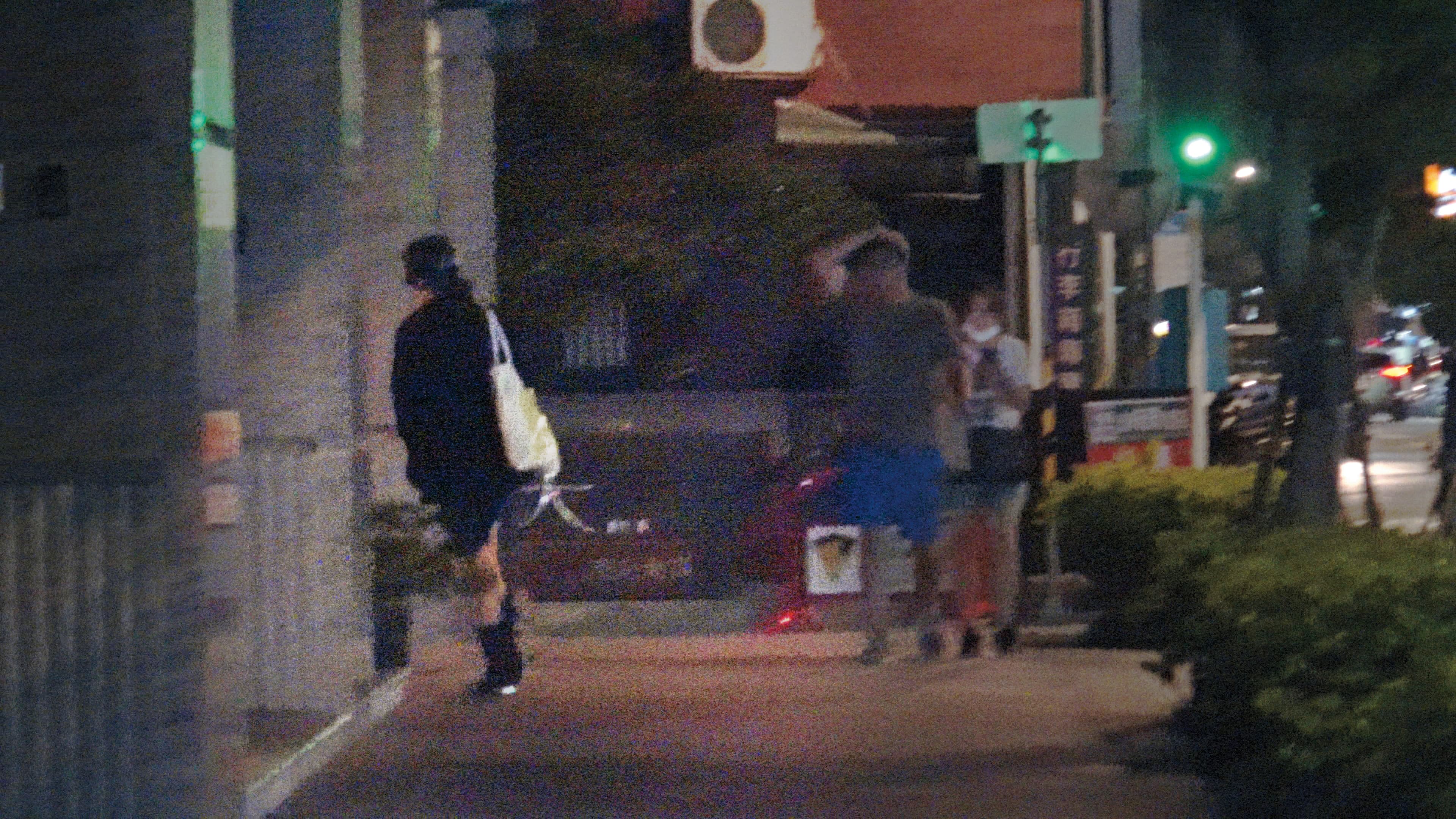 22:08, 戴愛玲回到台北市中正區豪宅,當地一戶至少要價3,000萬元起跳。