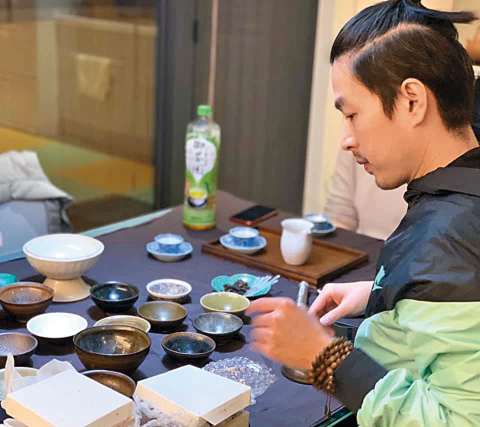 李威虔心修佛,也對骨董、翡翠、茶具等物品有研究。(翻攝自張烜榮臉書)