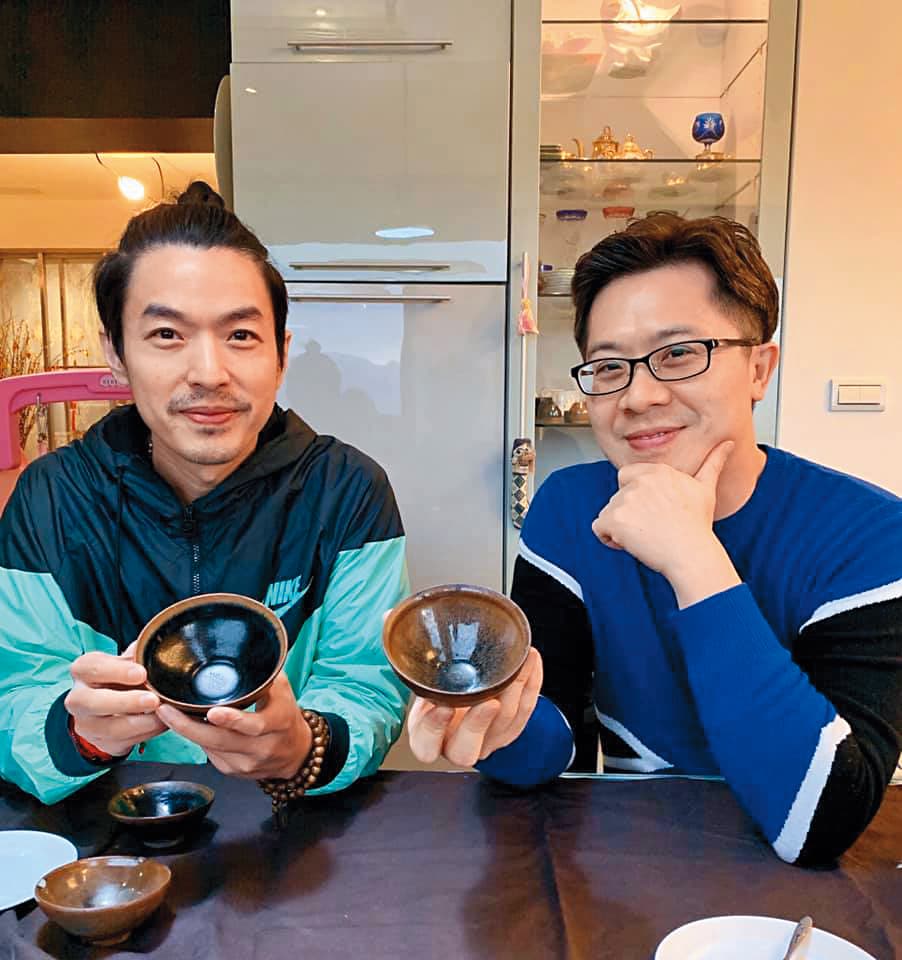 李威(左)和拍賣主持人張烜榮(右)開直播販售茶具。(翻攝自張烜榮臉書)