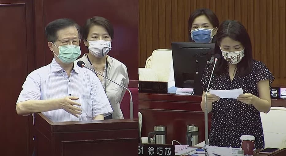 北市衛生局長黃世傑批高嘉瑜「得寸進尺」。(翻攝自臺北市議會YouTube頻道)