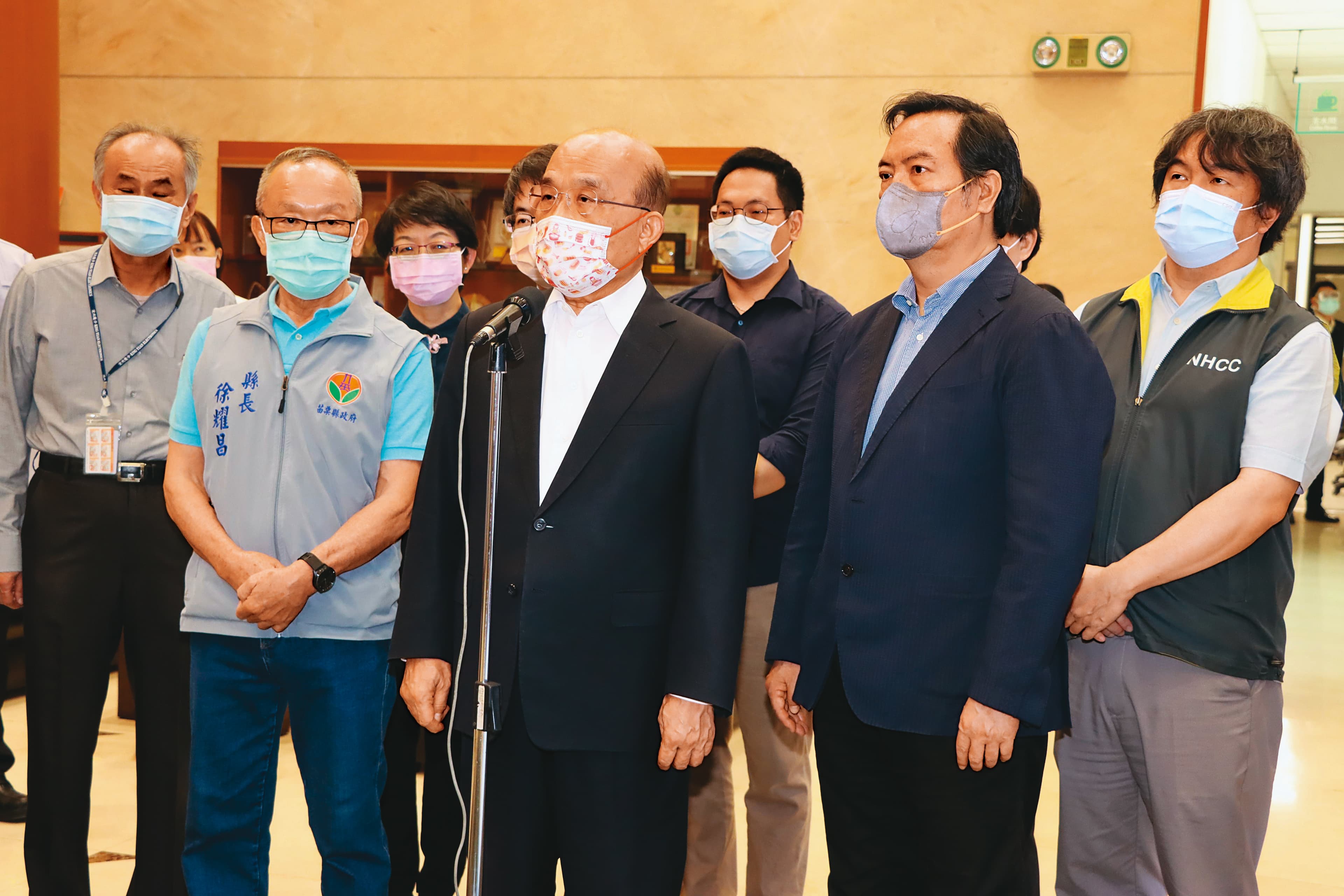 行政院長蘇貞昌與苗栗縣長徐耀昌共赴京元電子公司,視察移工染疫狀況。(苗栗縣政府提供)