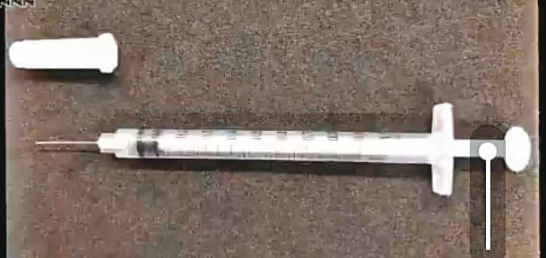 為避免瓶裝疫苗浪費，輝瑞／BNT使用特殊針頭後可從每瓶抽5劑增至6劑，但日本有廠商又開發特殊針筒，讓每瓶可抽至7劑。（翻攝畫面）