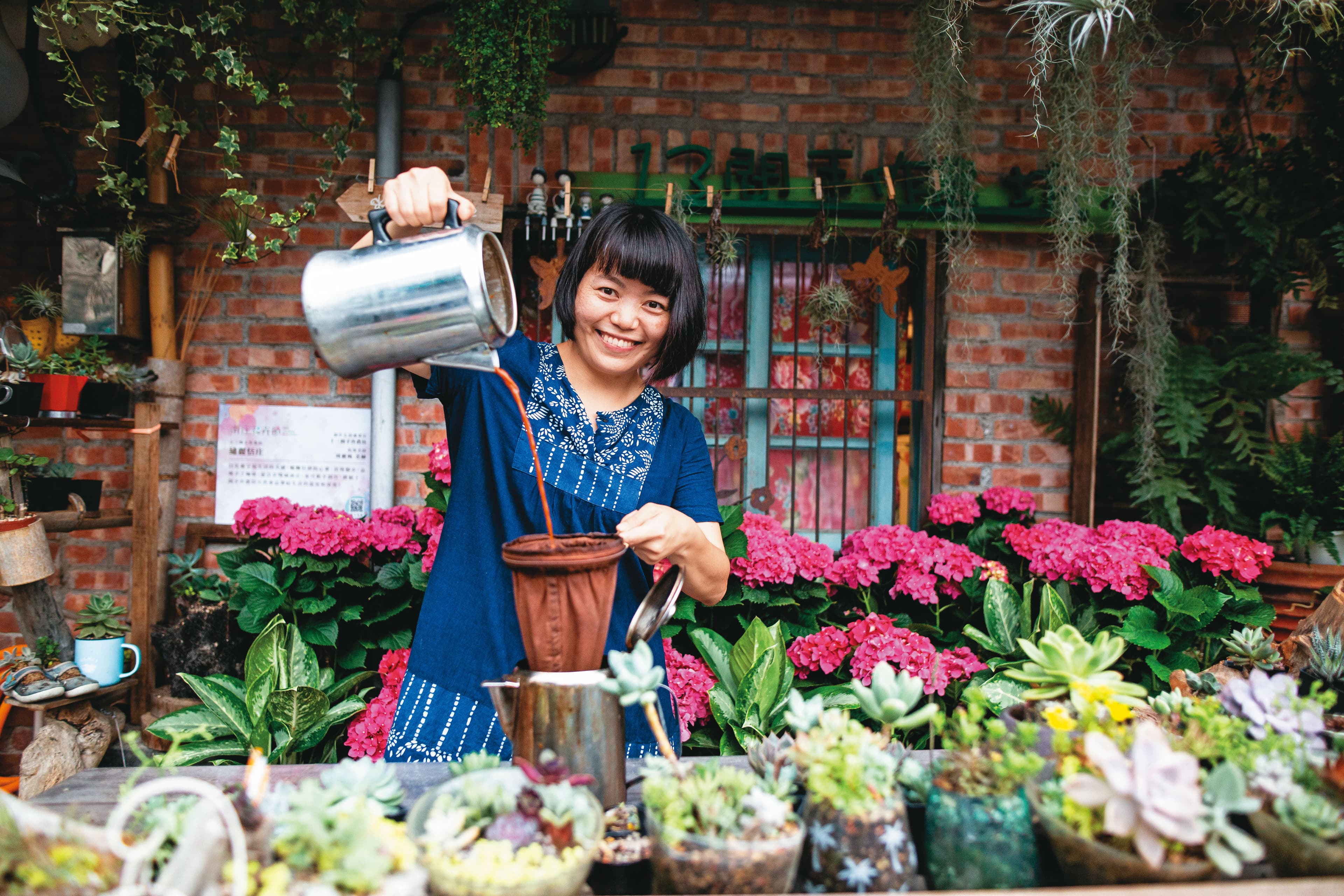 劉蘊灡的店裡賣手沖港式奶茶,特地選用與茶餐廳老師傅一樣的茶壺。