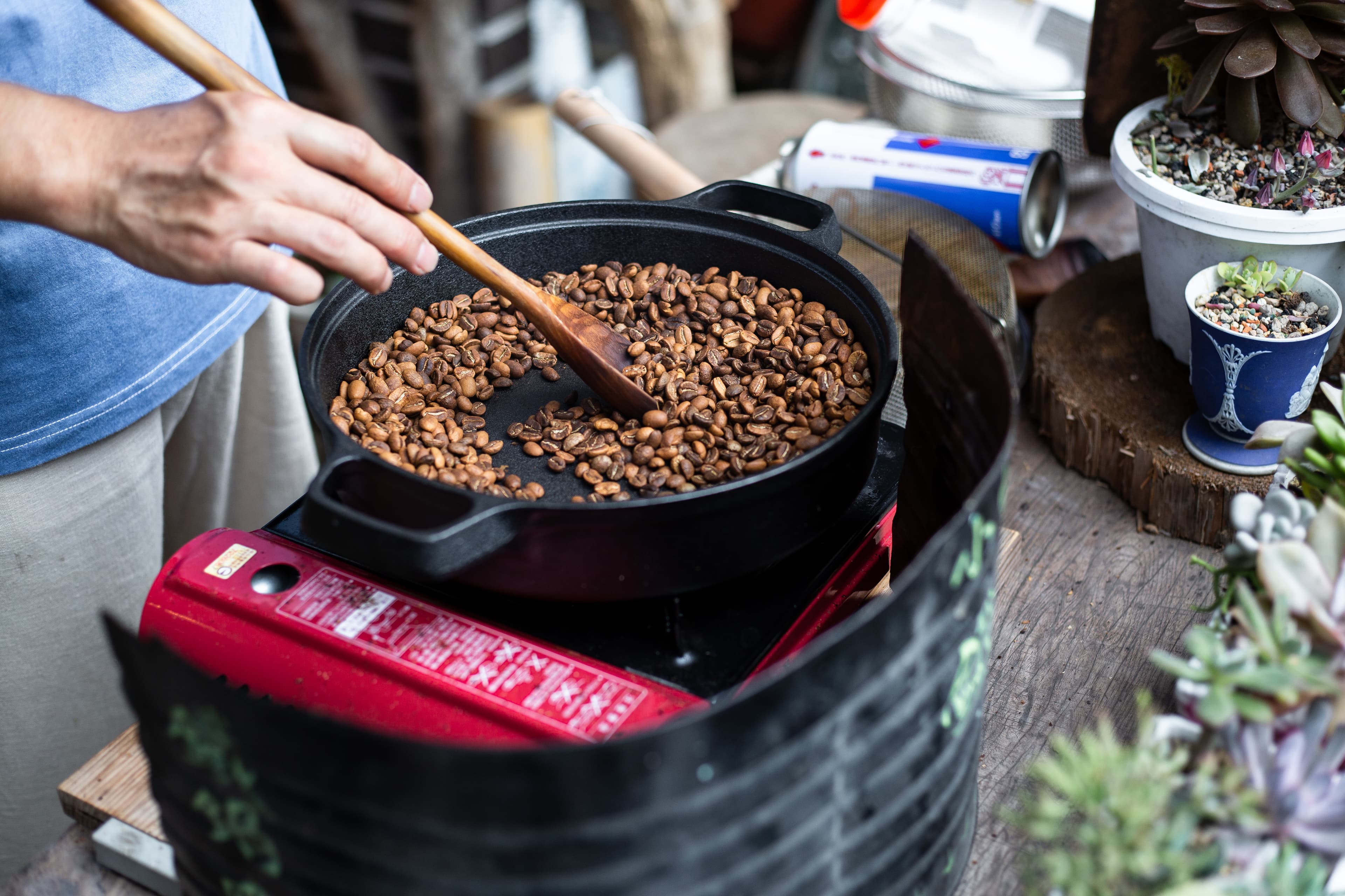 劉蘊灡和丈夫共同經營的商店,每個星期都手炒一鍋台灣本地咖啡。