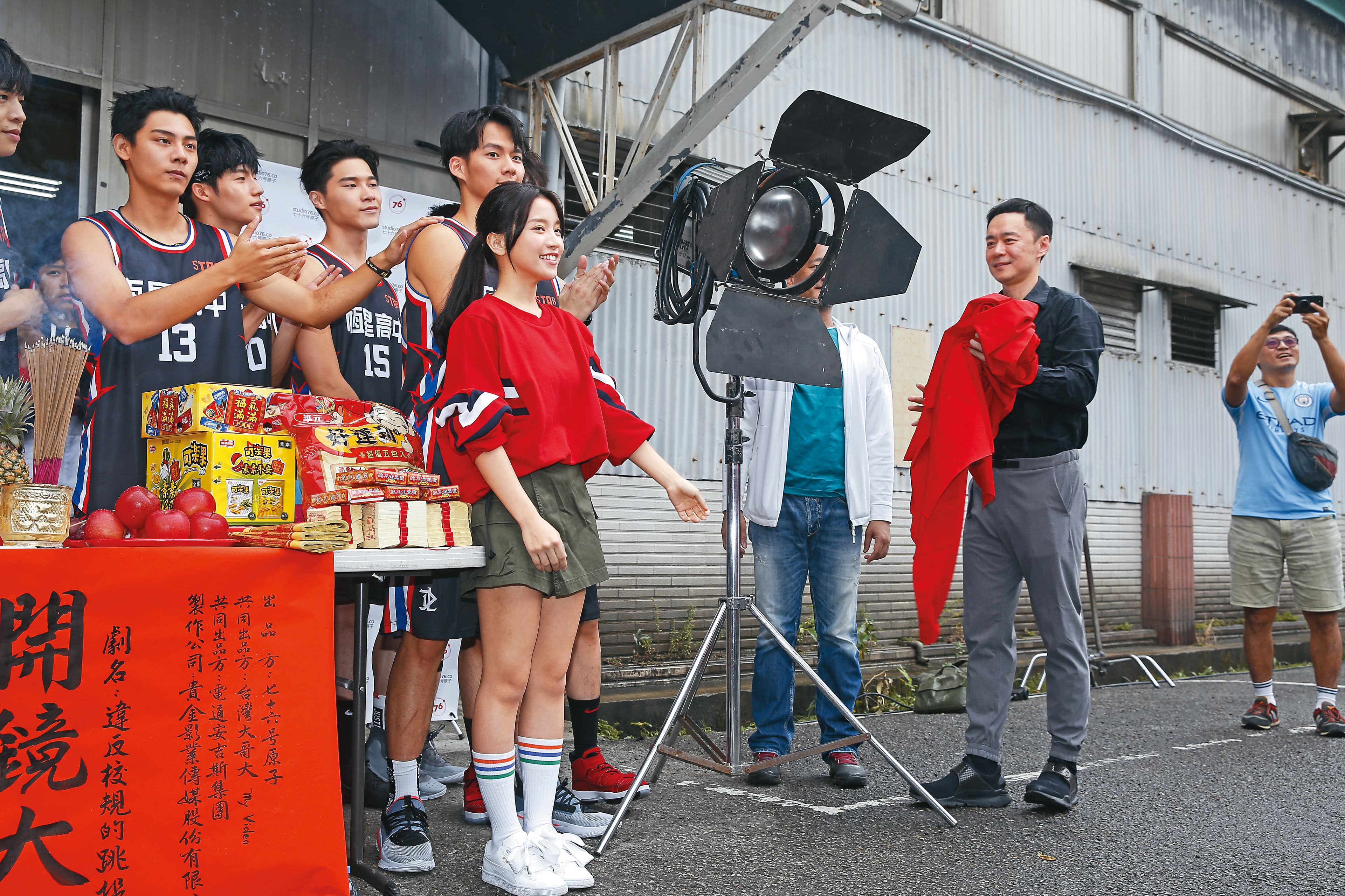 張承中(右1)以律師身分活躍演藝圈,他擔任《違反校規的跳投》戲劇顧問,並出席開鏡儀式。
