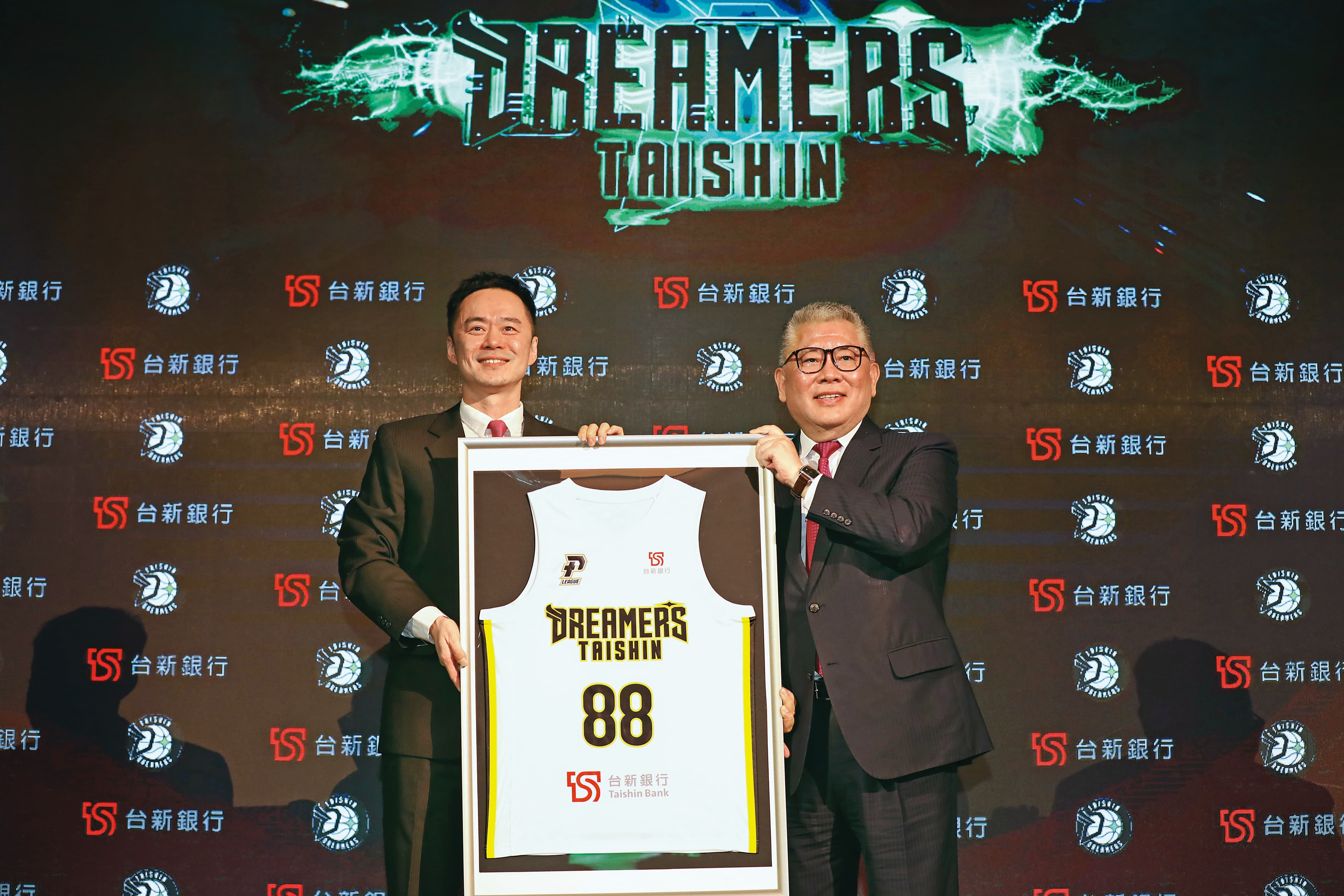張承中(左)身為一名斜槓中年,除了演藝圈,也投身運動事業,擔任夢想家籃球隊的董事長。