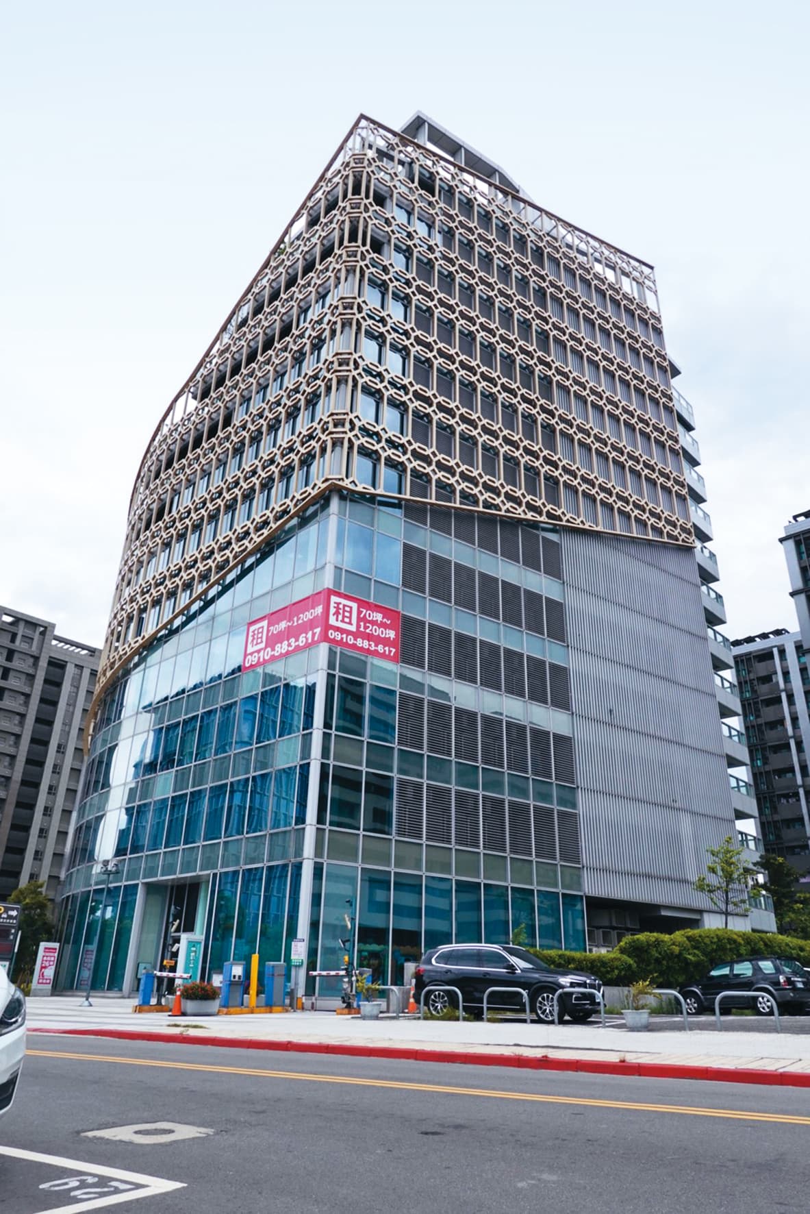 根據網路公開資料,兩人合開的公司,熊熊股份持有比張承中還多,顯見以她為主。